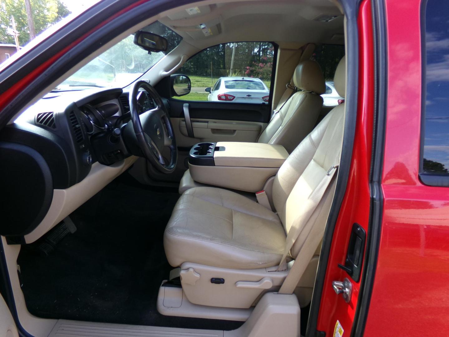 2011 Bright Red /Tan Chevrolet Silverado 1500 LT Ext. Cab 2WD (1GCRCSE04BZ) with an 5.3L V8 OHV 16V FFV engine, 4-Speed Automatic transmission, located at 401 First NE, Bearden, AR, 71720, (870) 687-3414, 33.726528, -92.611519 - Photo#5