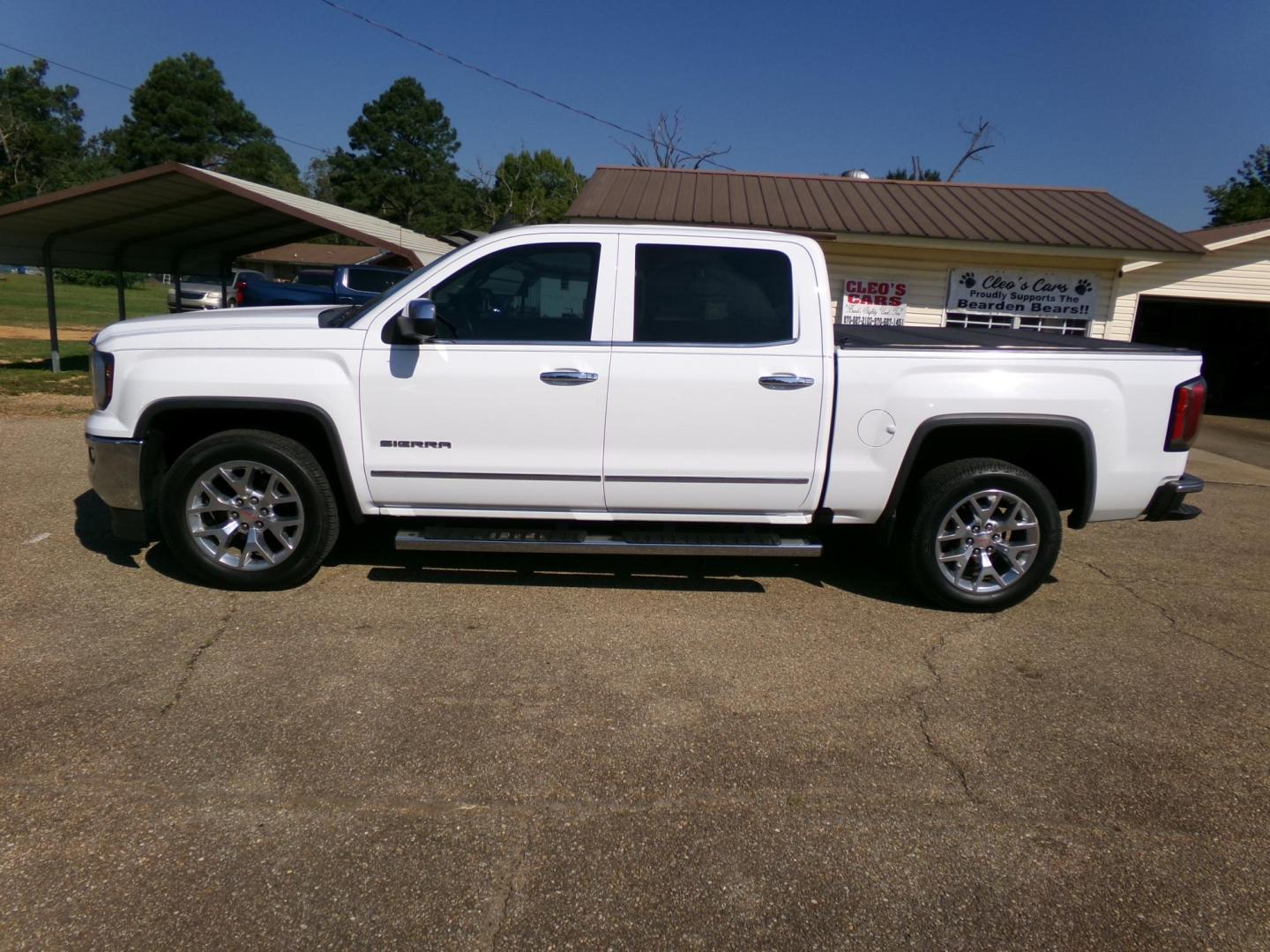 2017 Olympic White /Tan GMC Sierra 1500 SLT Crew Cab Long Box 2WD (3GTP1NEC0HG) with an 5.3L V8 OHV 16V engine, 6A transmission, located at 401 First NE, Bearden, AR, 71720, (870) 687-3414, 33.726528, -92.611519 - Photo#1