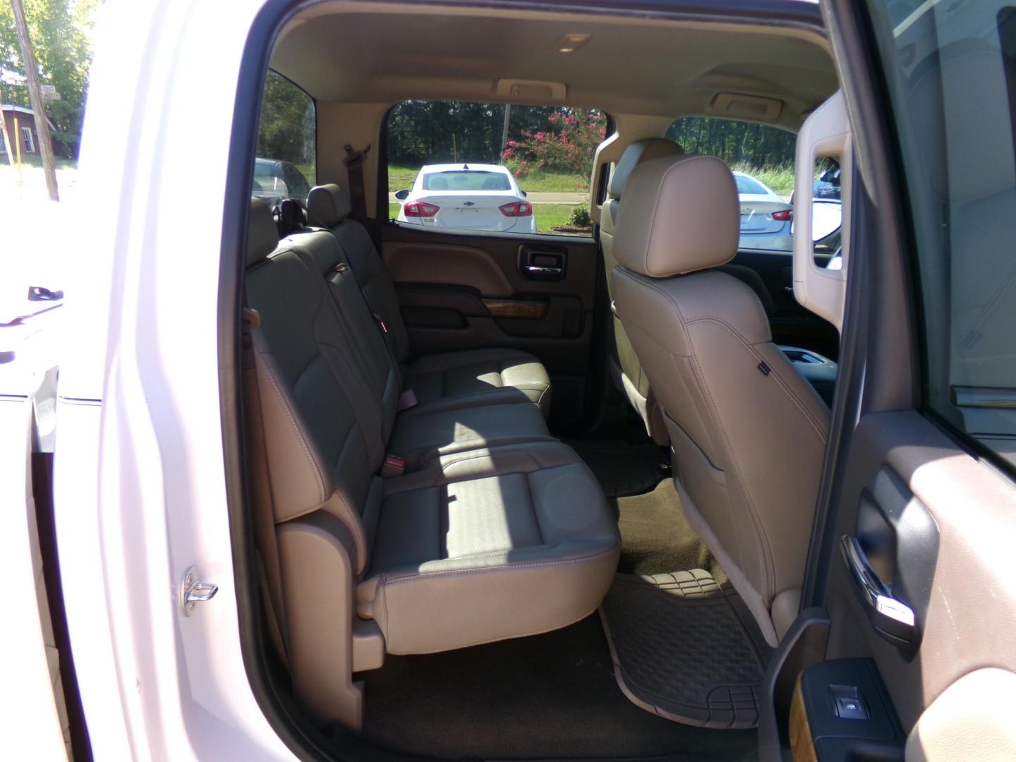 2017 Olympic White /Tan GMC Sierra 1500 SLT Crew Cab Long Box 2WD (3GTP1NEC0HG) with an 5.3L V8 OHV 16V engine, 6A transmission, located at 401 First NE, Bearden, AR, 71720, (870) 687-3414, 33.726528, -92.611519 - Photo#20