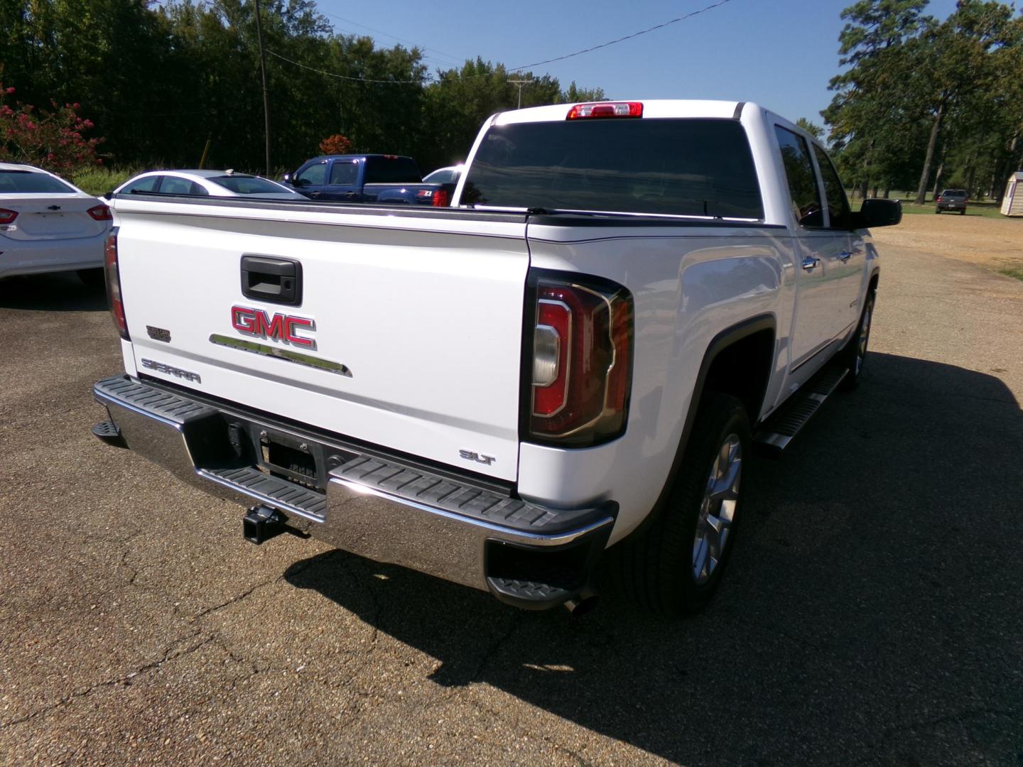 2017 Olympic White /Tan GMC Sierra 1500 SLT Crew Cab Long Box 2WD (3GTP1NEC0HG) with an 5.3L V8 OHV 16V engine, 6A transmission, located at 401 First NE, Bearden, AR, 71720, (870) 687-3414, 33.726528, -92.611519 - Photo#23