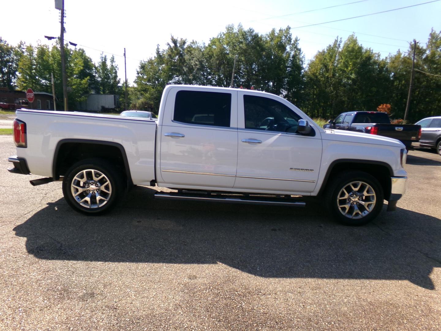 2017 Olympic White /Tan GMC Sierra 1500 SLT Crew Cab Long Box 2WD (3GTP1NEC0HG) with an 5.3L V8 OHV 16V engine, 6A transmission, located at 401 First NE, Bearden, AR, 71720, (870) 687-3414, 33.726528, -92.611519 - Photo#24