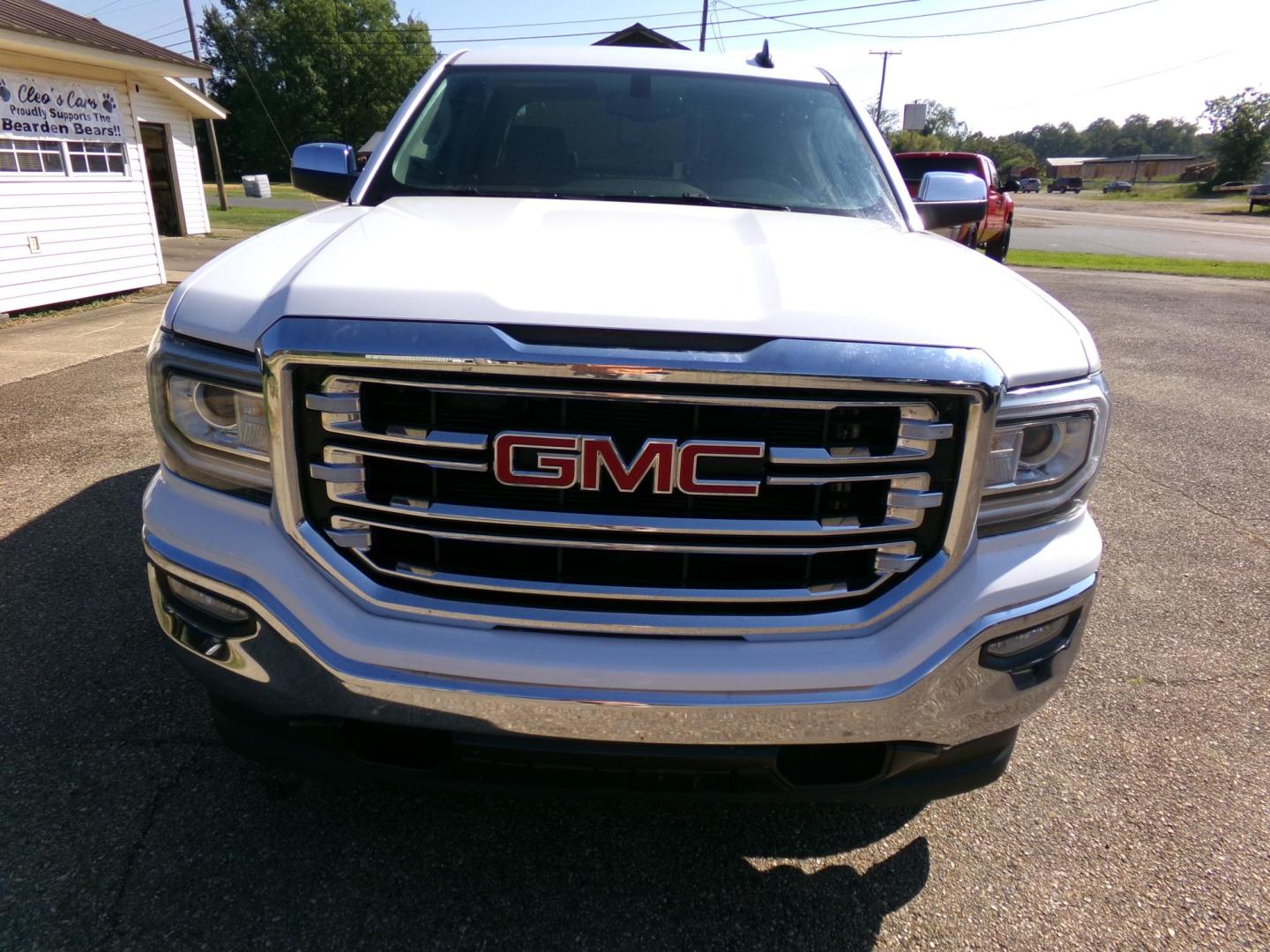 2017 Olympic White /Tan GMC Sierra 1500 SLT Crew Cab Long Box 2WD (3GTP1NEC0HG) with an 5.3L V8 OHV 16V engine, 6A transmission, located at 401 First NE, Bearden, AR, 71720, (870) 687-3414, 33.726528, -92.611519 - Photo#25