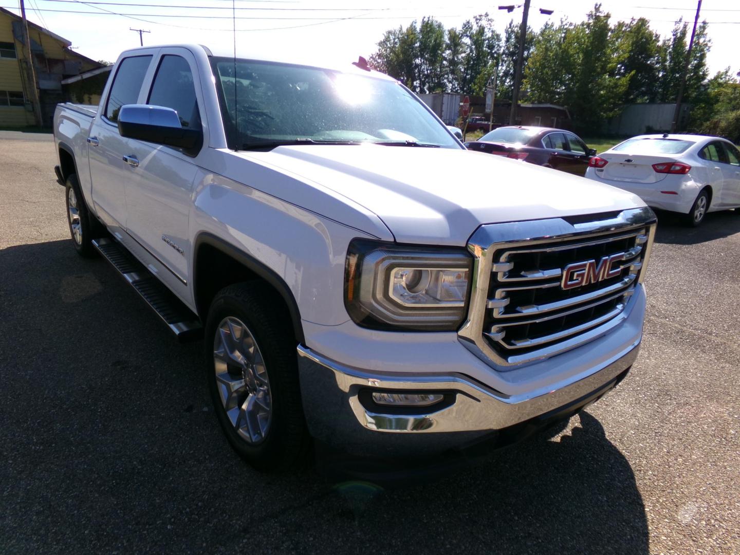 2017 Olympic White /Tan GMC Sierra 1500 SLT Crew Cab Long Box 2WD (3GTP1NEC0HG) with an 5.3L V8 OHV 16V engine, 6A transmission, located at 401 First NE, Bearden, AR, 71720, (870) 687-3414, 33.726528, -92.611519 - Photo#26