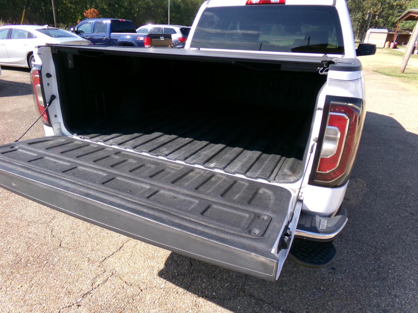 2017 Olympic White /Tan GMC Sierra 1500 SLT Crew Cab Long Box 2WD (3GTP1NEC0HG) with an 5.3L V8 OHV 16V engine, 6A transmission, located at 401 First NE, Bearden, AR, 71720, (870) 687-3414, 33.726528, -92.611519 - Photo#3