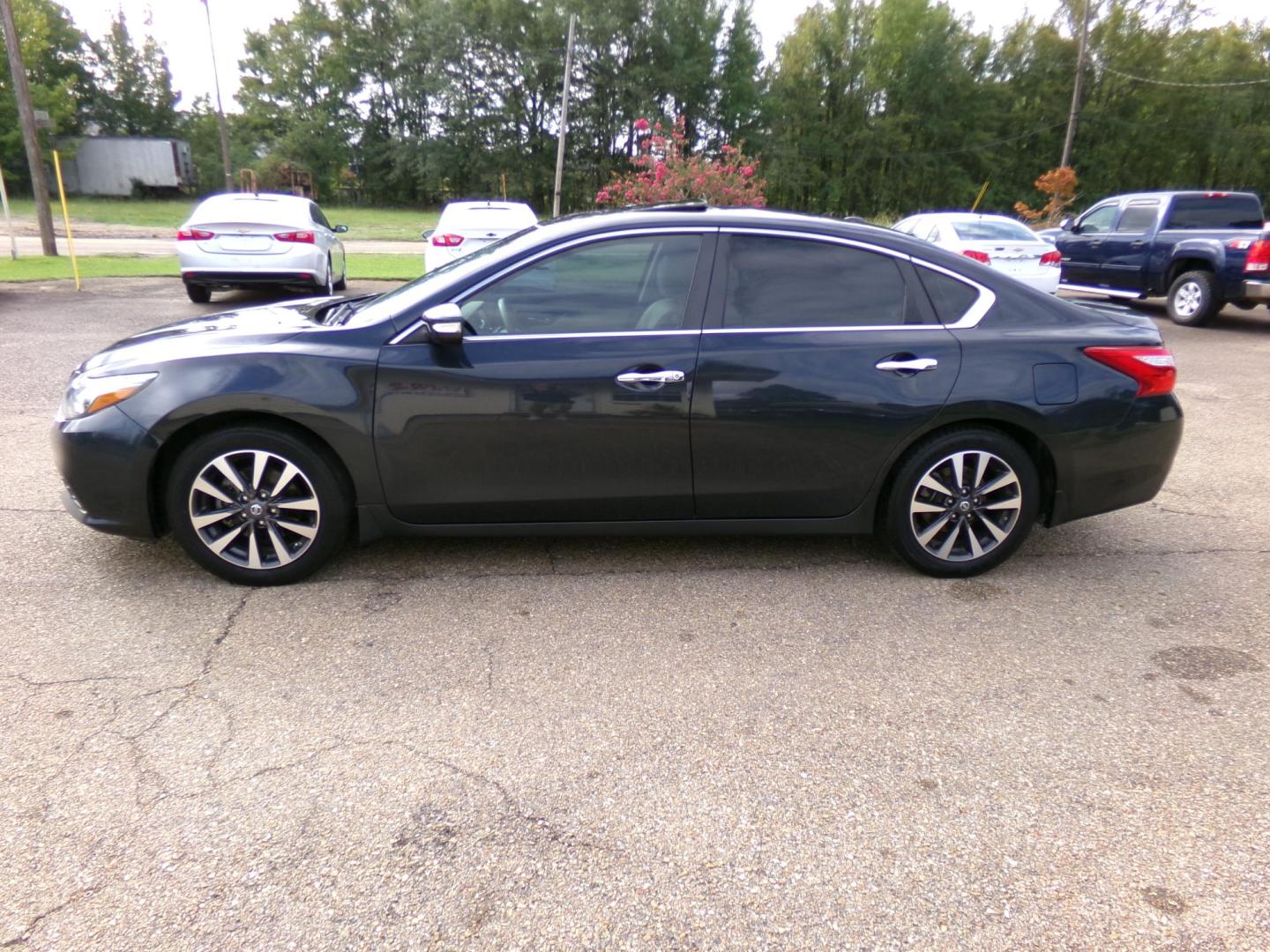 2017 Dark Blue Metallic /Tan Nissan Altima 2.5 SL (1N4AL3AP8HC) with an 2.5L L4 DOHC 16V engine, CVT transmission, located at 401 First NE, Bearden, AR, 71720, (870) 687-3414, 33.726528, -92.611519 - Photo#1