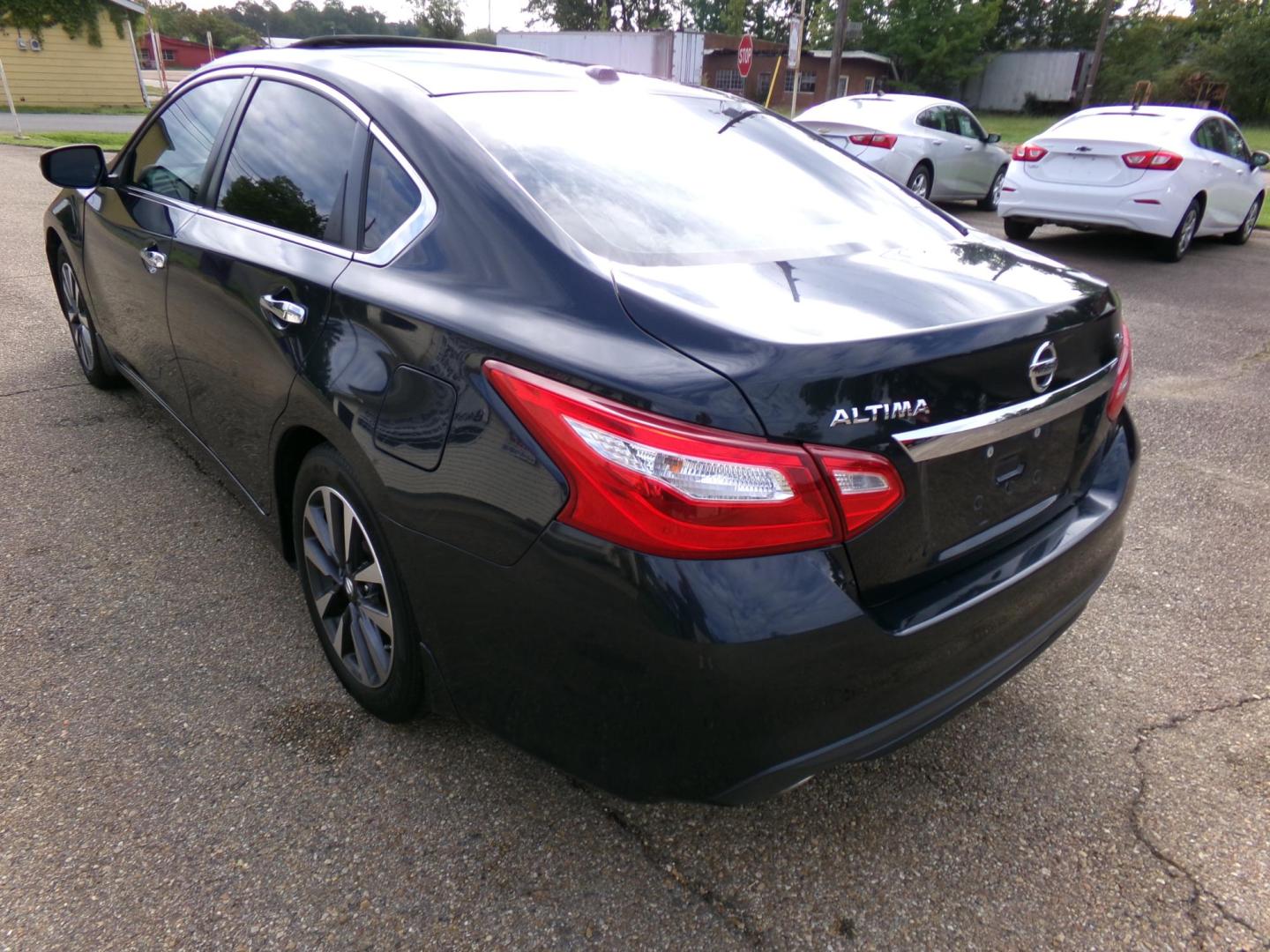 2017 Dark Blue Metallic /Tan Nissan Altima 2.5 SL (1N4AL3AP8HC) with an 2.5L L4 DOHC 16V engine, CVT transmission, located at 401 First NE, Bearden, AR, 71720, (870) 687-3414, 33.726528, -92.611519 - Photo#2