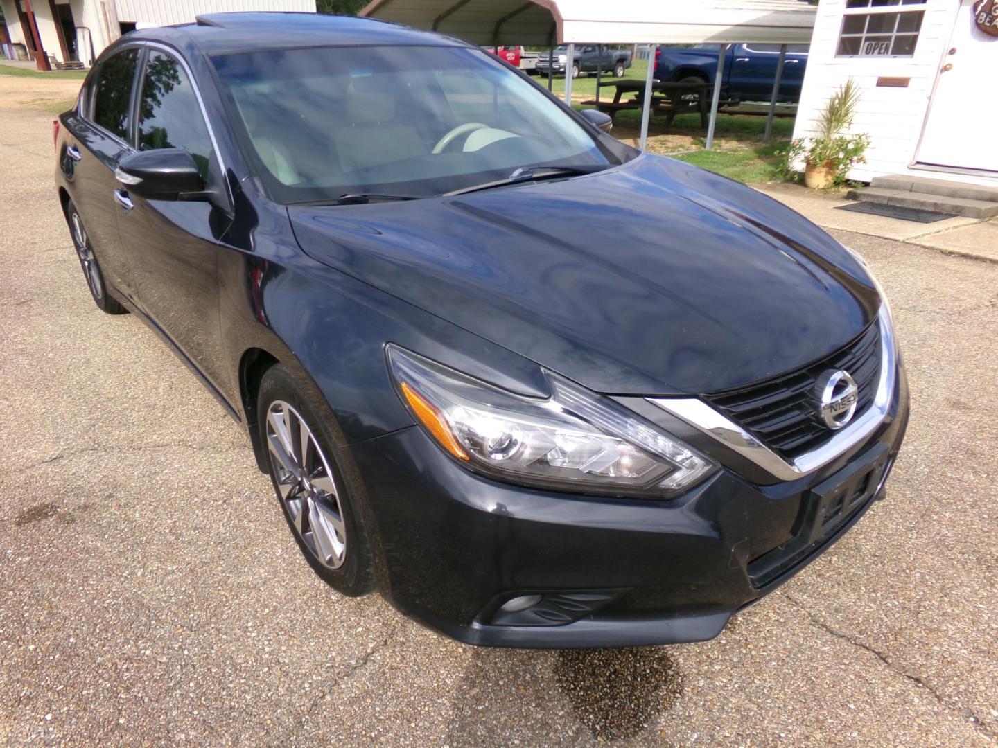 2017 Dark Blue Metallic /Tan Nissan Altima 2.5 SL (1N4AL3AP8HC) with an 2.5L L4 DOHC 16V engine, CVT transmission, located at 401 First NE, Bearden, AR, 71720, (870) 687-3414, 33.726528, -92.611519 - Photo#25