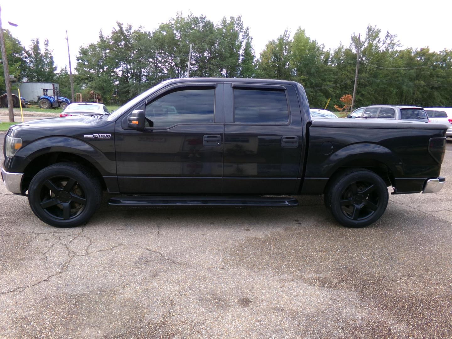 2010 Black /Tan Ford F-150 XLT SuperCrew 5.5-ft. Bed 2WD (1FTEW1C82AK) with an 4.6L V8 SOHC 24V engine, 4-Speed Automatic transmission, located at 401 First NE, Bearden, AR, 71720, (870) 687-3414, 33.726528, -92.611519 - Photo#1