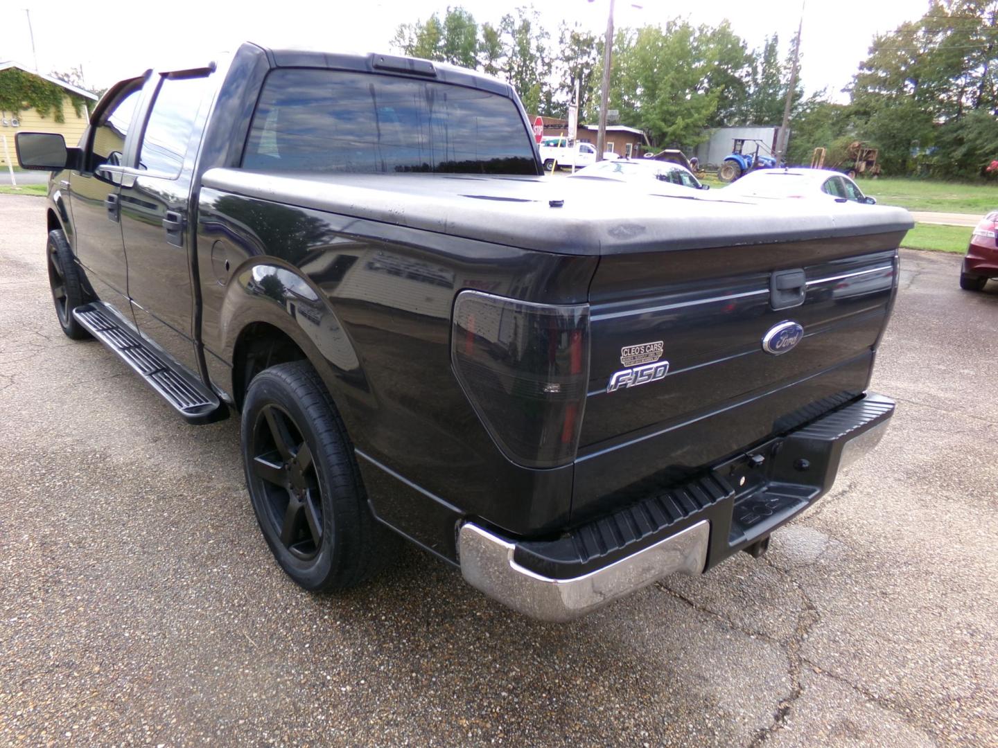 2010 Black /Tan Ford F-150 XLT SuperCrew 5.5-ft. Bed 2WD (1FTEW1C82AK) with an 4.6L V8 SOHC 24V engine, 4-Speed Automatic transmission, located at 401 First NE, Bearden, AR, 71720, (870) 687-3414, 33.726528, -92.611519 - Photo#2