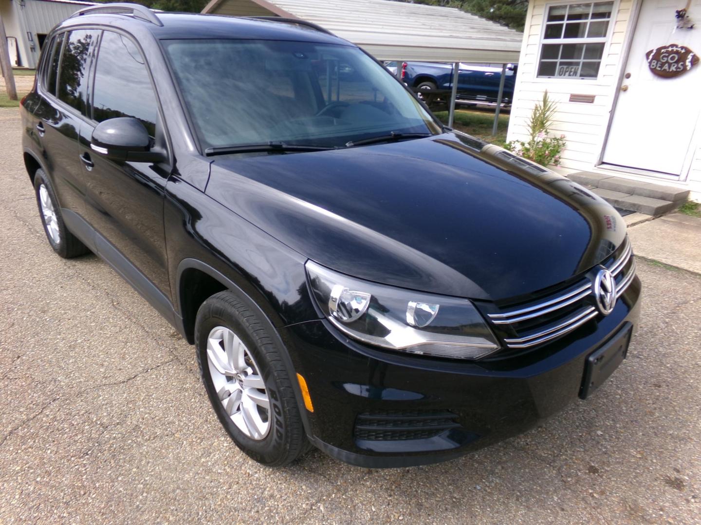 2017 Black /Tan Volkswagen Tiguan SE 4Motion (WVGBV7AX9HK) with an 2.0L L4 DOHC 16V TURBO engine, 6A transmission, located at 401 First NE, Bearden, AR, 71720, (870) 687-3414, 33.726528, -92.611519 - Photo#24