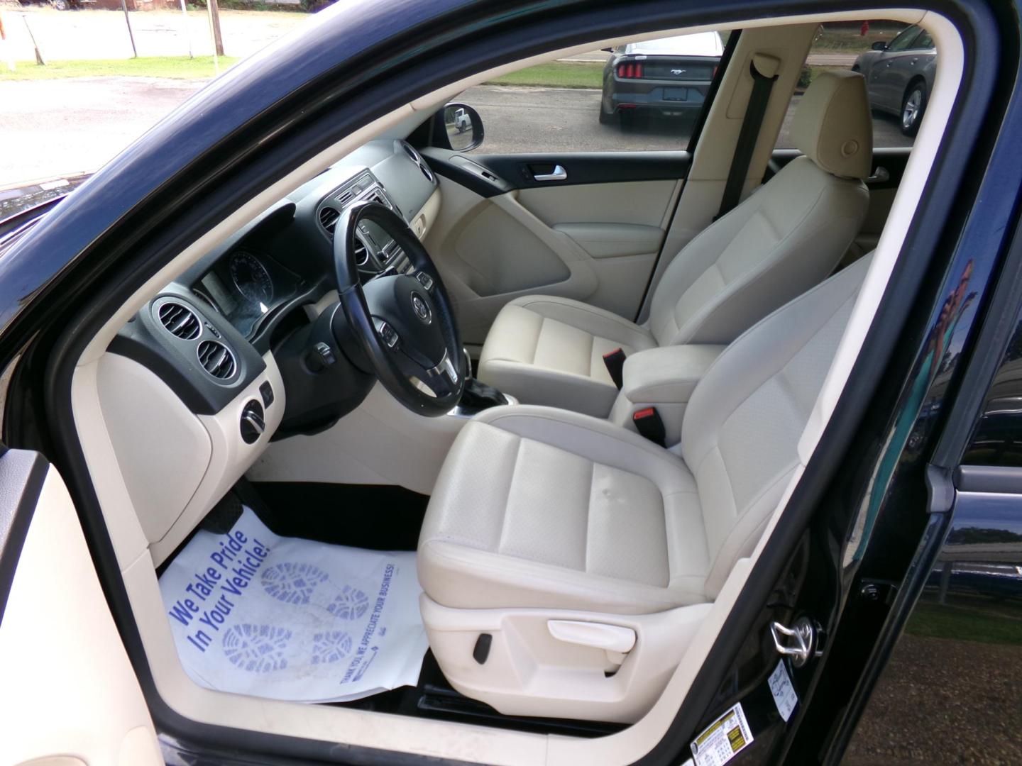 2017 Black /Tan Volkswagen Tiguan SE 4Motion (WVGBV7AX9HK) with an 2.0L L4 DOHC 16V TURBO engine, 6A transmission, located at 401 First NE, Bearden, AR, 71720, (870) 687-3414, 33.726528, -92.611519 - Photo#7