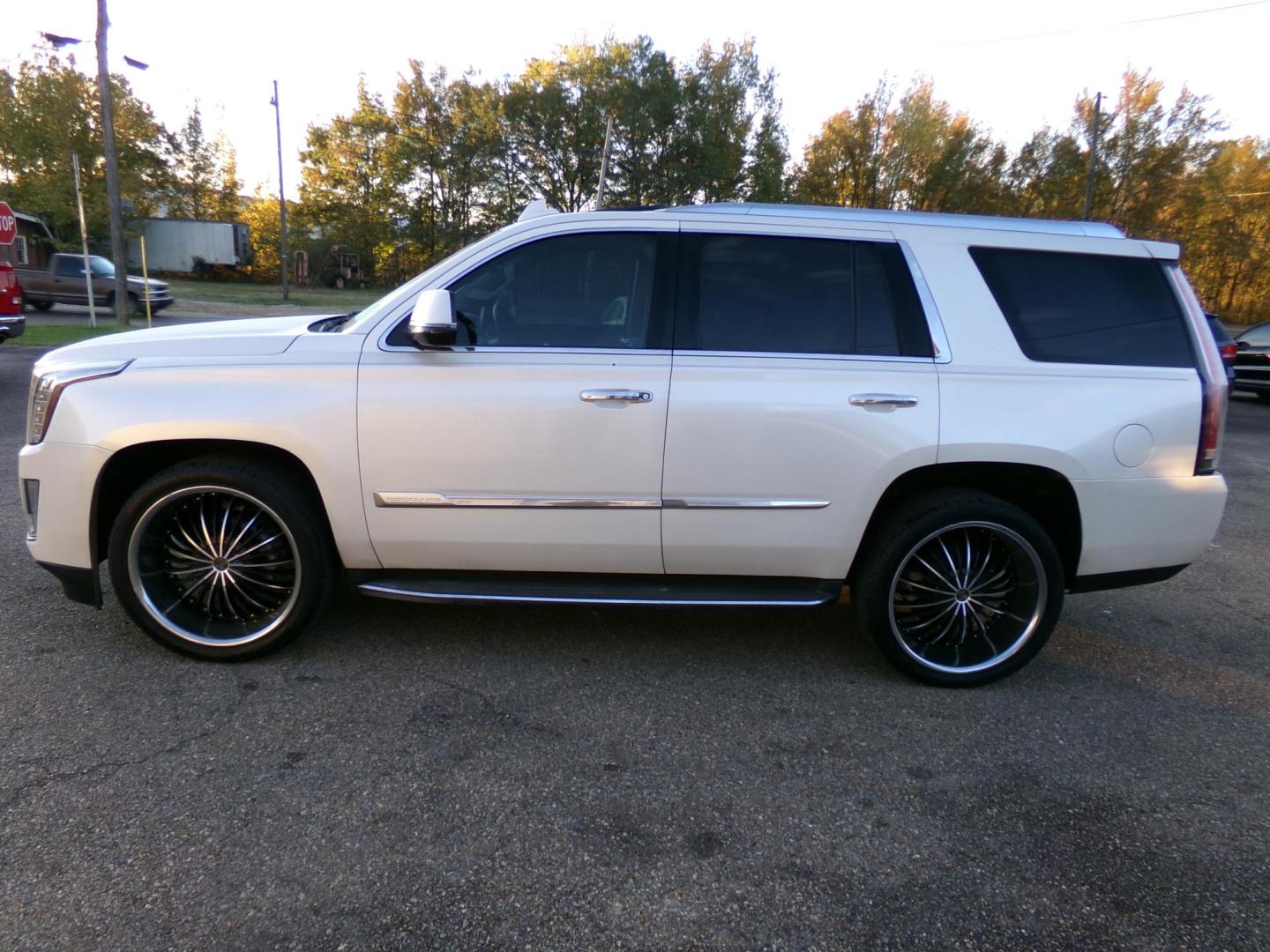 2015 White Diamond Pearl /Tan Cadillac Escalade Luxury 2WD (1GYS3MKJXFR) with an 6.2L V8 OHV 16V FFV engine, 8-Speed Automatic transmission, located at 401 First NE, Bearden, AR, 71720, (870) 687-3414, 33.726528, -92.611519 - Photo#1