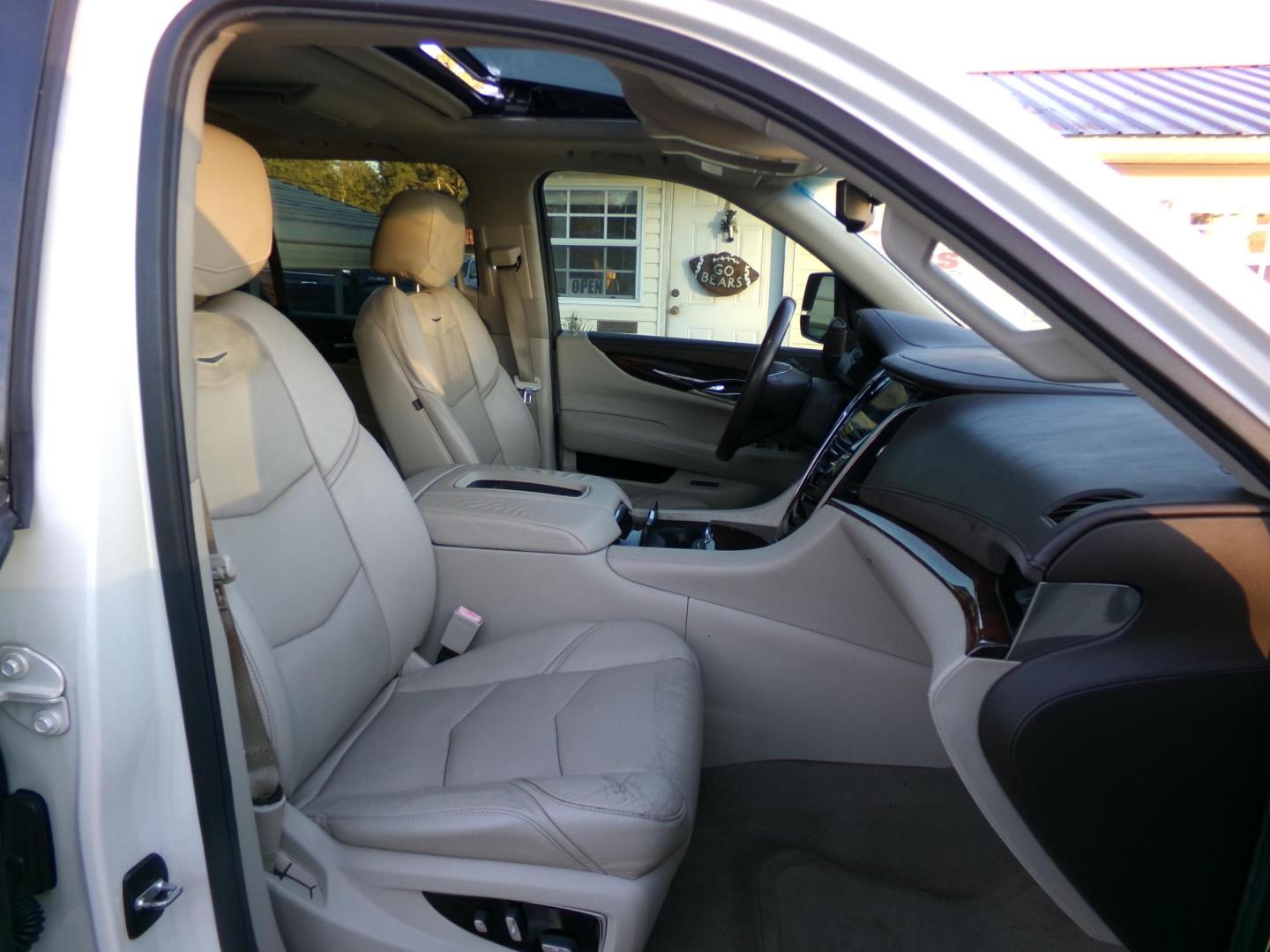 2015 White Diamond Pearl /Tan Cadillac Escalade Luxury 2WD (1GYS3MKJXFR) with an 6.2L V8 OHV 16V FFV engine, 8-Speed Automatic transmission, located at 401 First NE, Bearden, AR, 71720, (870) 687-3414, 33.726528, -92.611519 - Photo#21