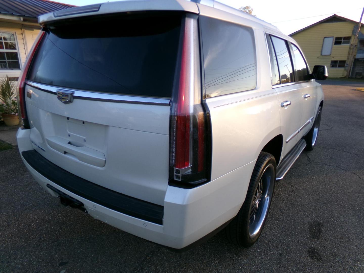 2015 White Diamond Pearl /Tan Cadillac Escalade Luxury 2WD (1GYS3MKJXFR) with an 6.2L V8 OHV 16V FFV engine, 8-Speed Automatic transmission, located at 401 First NE, Bearden, AR, 71720, (870) 687-3414, 33.726528, -92.611519 - Photo#24