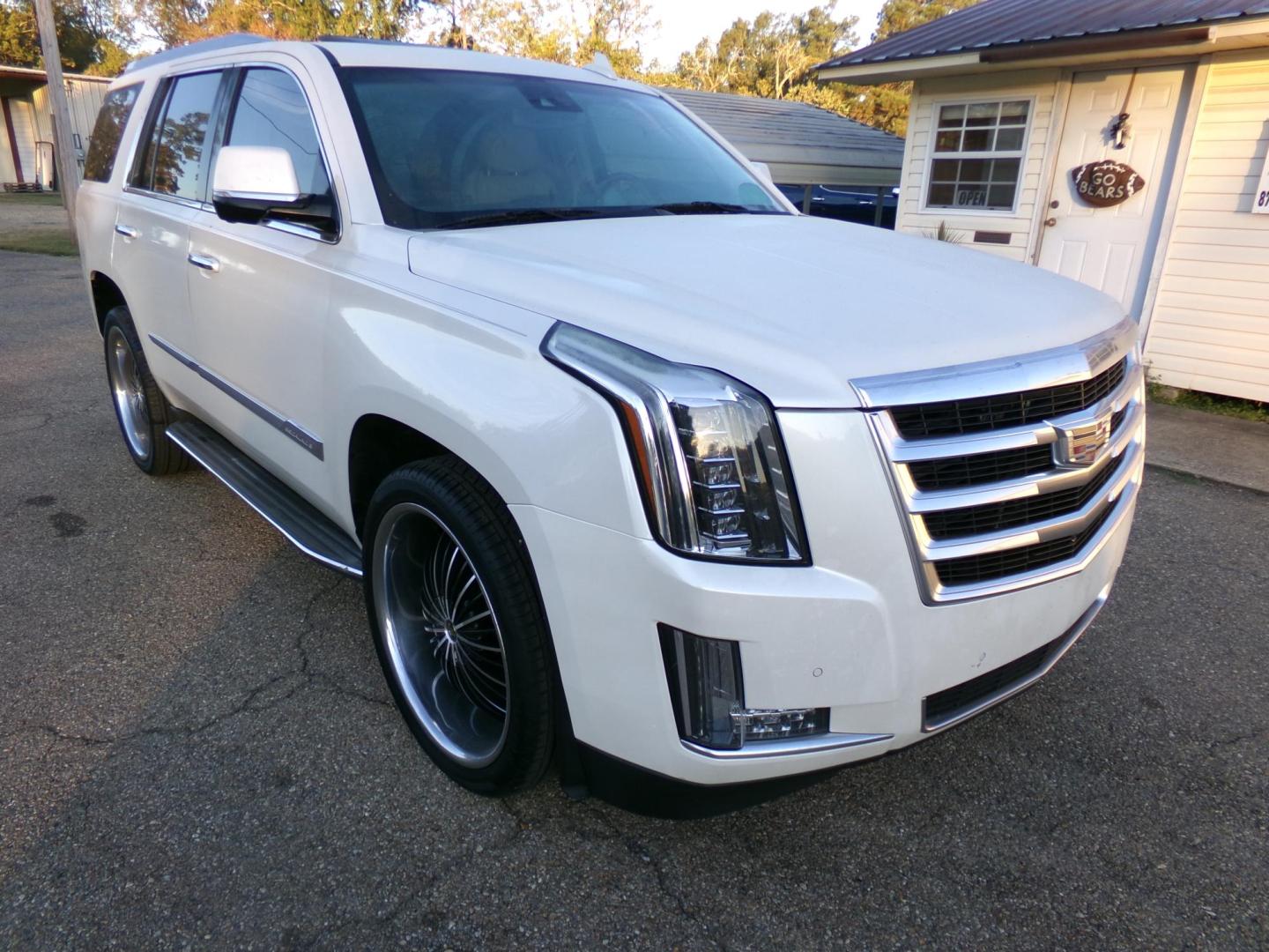 2015 White Diamond Pearl /Tan Cadillac Escalade Luxury 2WD (1GYS3MKJXFR) with an 6.2L V8 OHV 16V FFV engine, 8-Speed Automatic transmission, located at 401 First NE, Bearden, AR, 71720, (870) 687-3414, 33.726528, -92.611519 - Photo#27