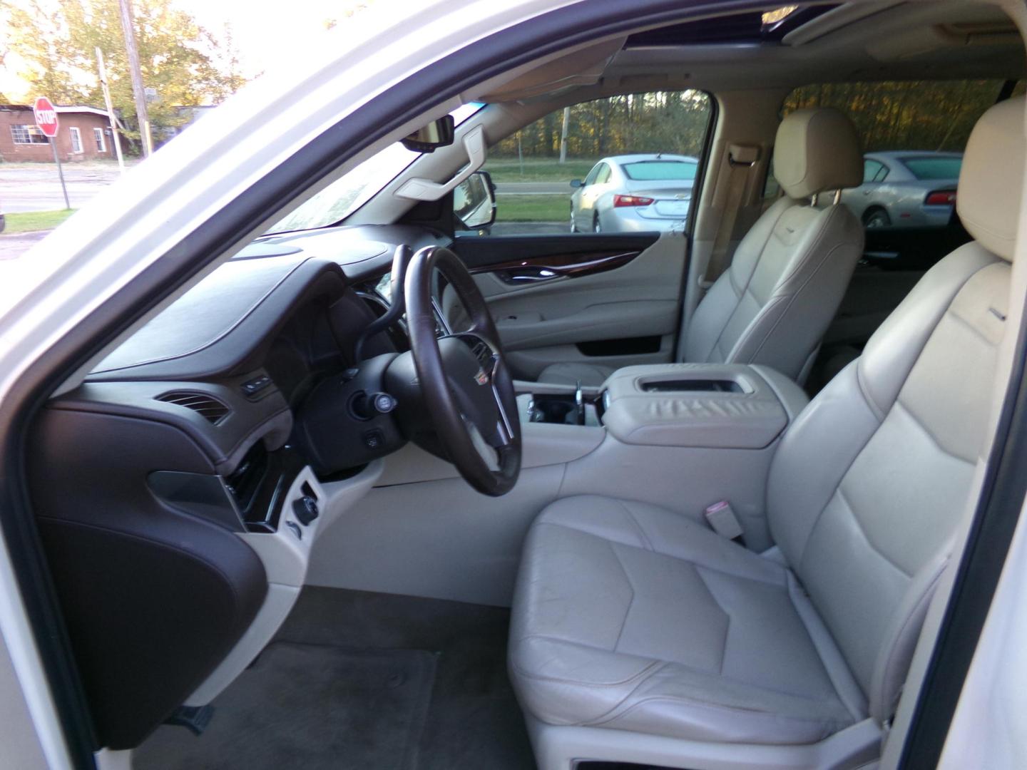 2015 White Diamond Pearl /Tan Cadillac Escalade Luxury 2WD (1GYS3MKJXFR) with an 6.2L V8 OHV 16V FFV engine, 8-Speed Automatic transmission, located at 401 First NE, Bearden, AR, 71720, (870) 687-3414, 33.726528, -92.611519 - Photo#8