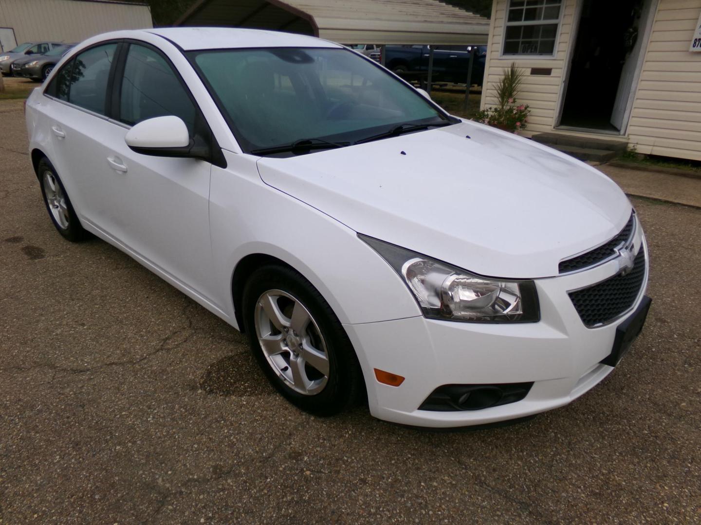 2014 White /Black Chevrolet Cruze 1LT Auto (1G1PC5SB4E7) with an 1.4L L4 DOHC 16V TURBO engine, 6-Speed Automatic transmission, located at 401 First NE, Bearden, AR, 71720, (870) 687-3414, 33.726528, -92.611519 - Photo#21