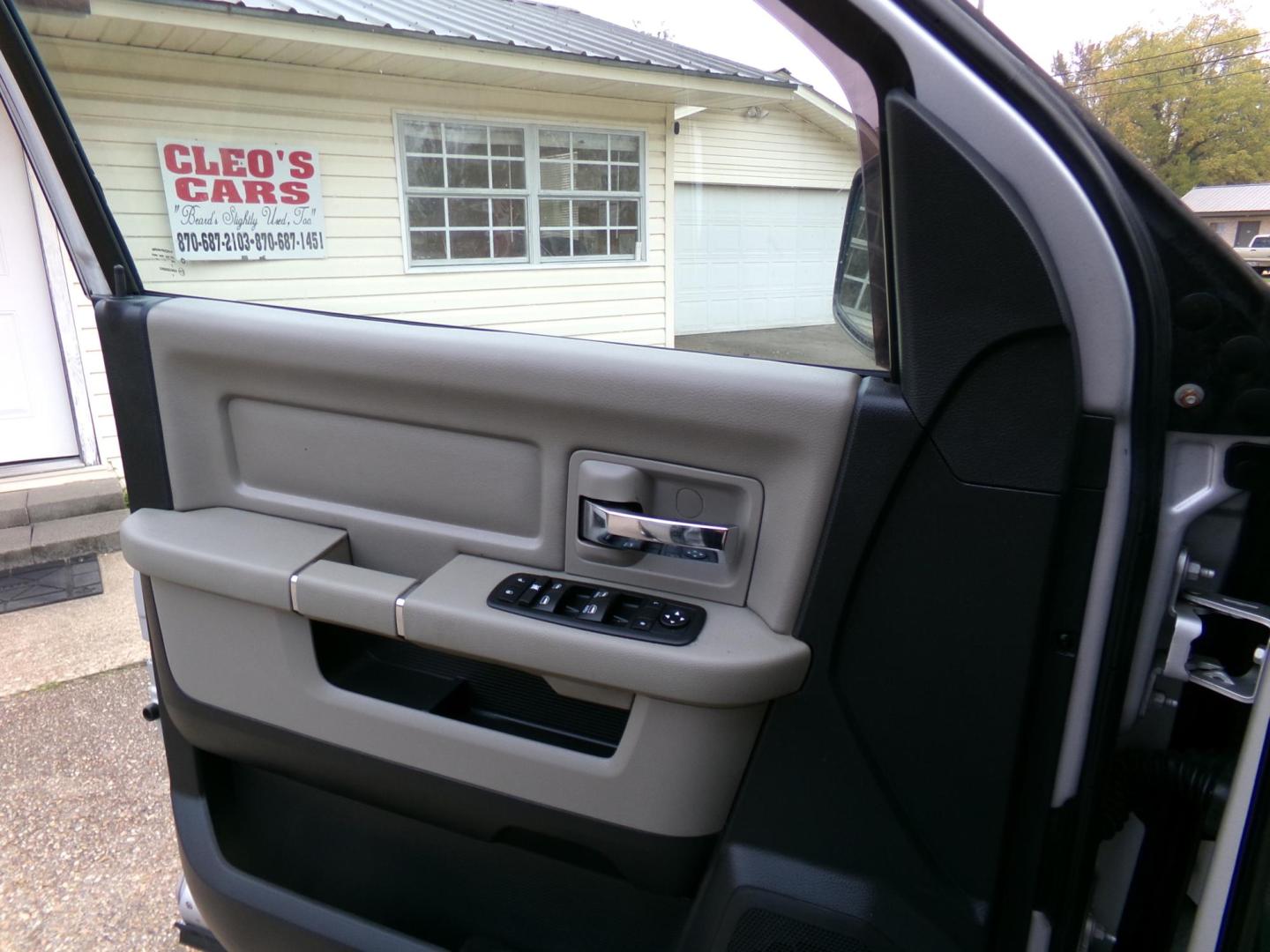 2012 Dodge Ram 1500 SLT Quad Cab 2WD (1C6RD6GT1CS) with an 5.7L V8 OHV 16V engine, 6-Speed Automatic transmission, located at 401 First NE, Bearden, AR, 71720, (870) 687-3414, 33.726528, -92.611519 - Photo#9