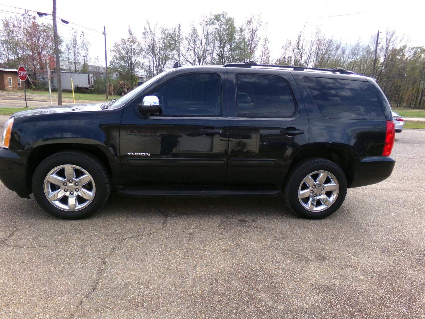 2012 Black /Black GMC Yukon SLE1 2WD (1GKS1AE00CR) with an 5.3L V8 OHV 16V FFV engine, 6-Speed Automatic transmission, located at 401 First NE, Bearden, AR, 71720, (870) 687-3414, 33.726528, -92.611519 - Photo#1