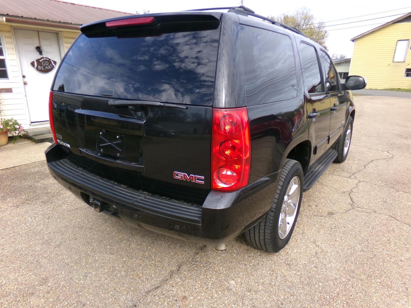 2012 Black /Black GMC Yukon SLE1 2WD (1GKS1AE00CR) with an 5.3L V8 OHV 16V FFV engine, 6-Speed Automatic transmission, located at 401 First NE, Bearden, AR, 71720, (870) 687-3414, 33.726528, -92.611519 - Photo#18