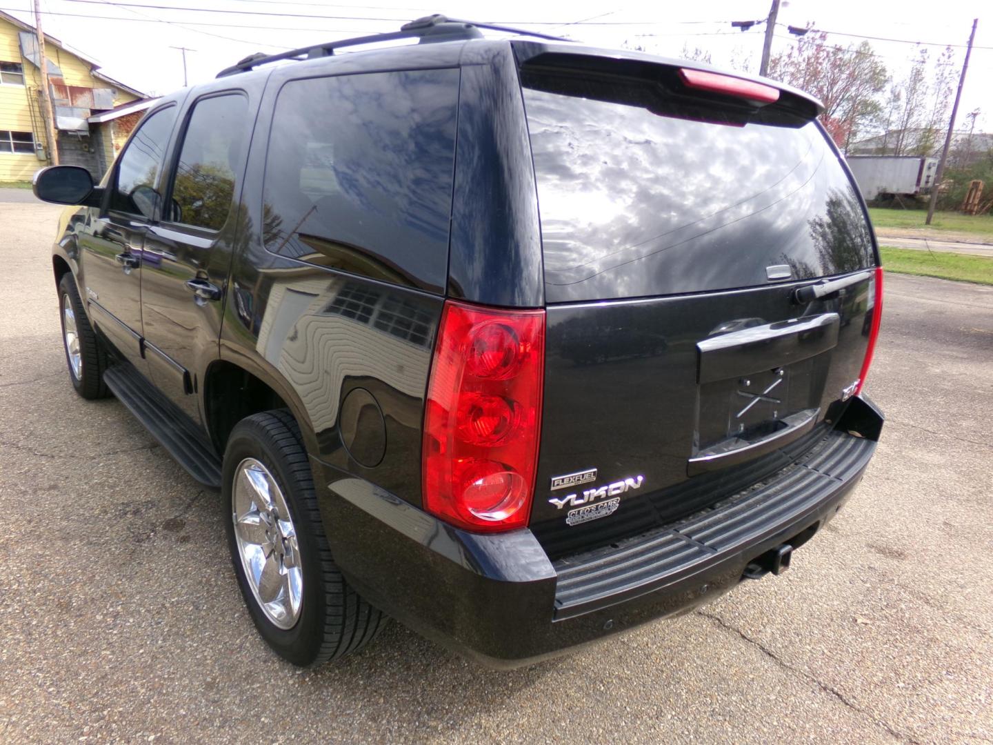 2012 Black /Black GMC Yukon SLE1 2WD (1GKS1AE00CR) with an 5.3L V8 OHV 16V FFV engine, 6-Speed Automatic transmission, located at 401 First NE, Bearden, AR, 71720, (870) 687-3414, 33.726528, -92.611519 - Photo#2