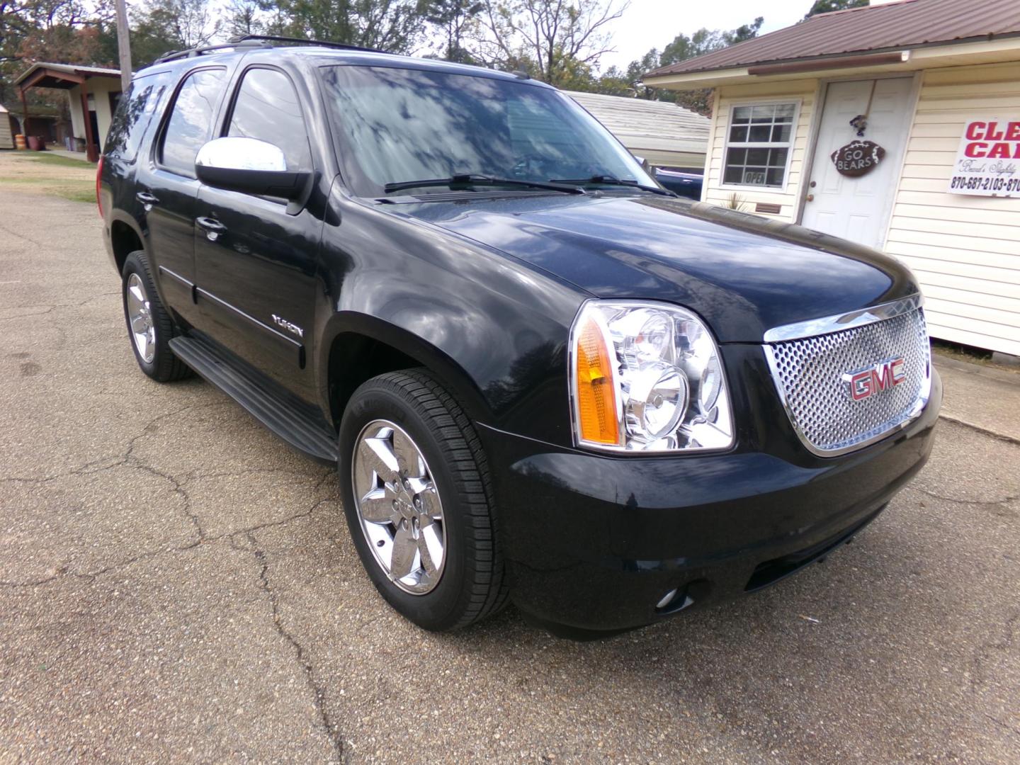 2012 Black /Black GMC Yukon SLE1 2WD (1GKS1AE00CR) with an 5.3L V8 OHV 16V FFV engine, 6-Speed Automatic transmission, located at 401 First NE, Bearden, AR, 71720, (870) 687-3414, 33.726528, -92.611519 - Photo#20