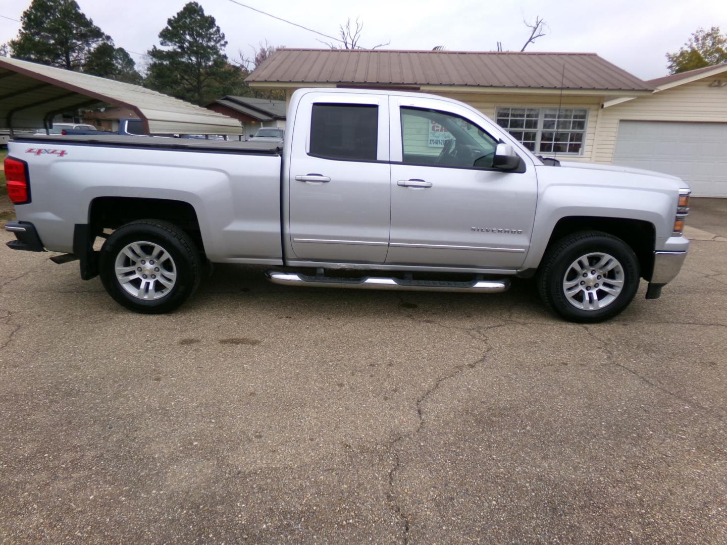 2015 Ultra Silver Metallic /Gray Chevrolet Silverado 1500 LT Double Cab 4WD (1GCVKREC7FZ) with an 5.3L V8 OHV 16V engine, 6-Speed Automatic transmission, located at 401 First NE, Bearden, AR, 71720, (870) 687-3414, 33.726528, -92.611519 - Photo#17