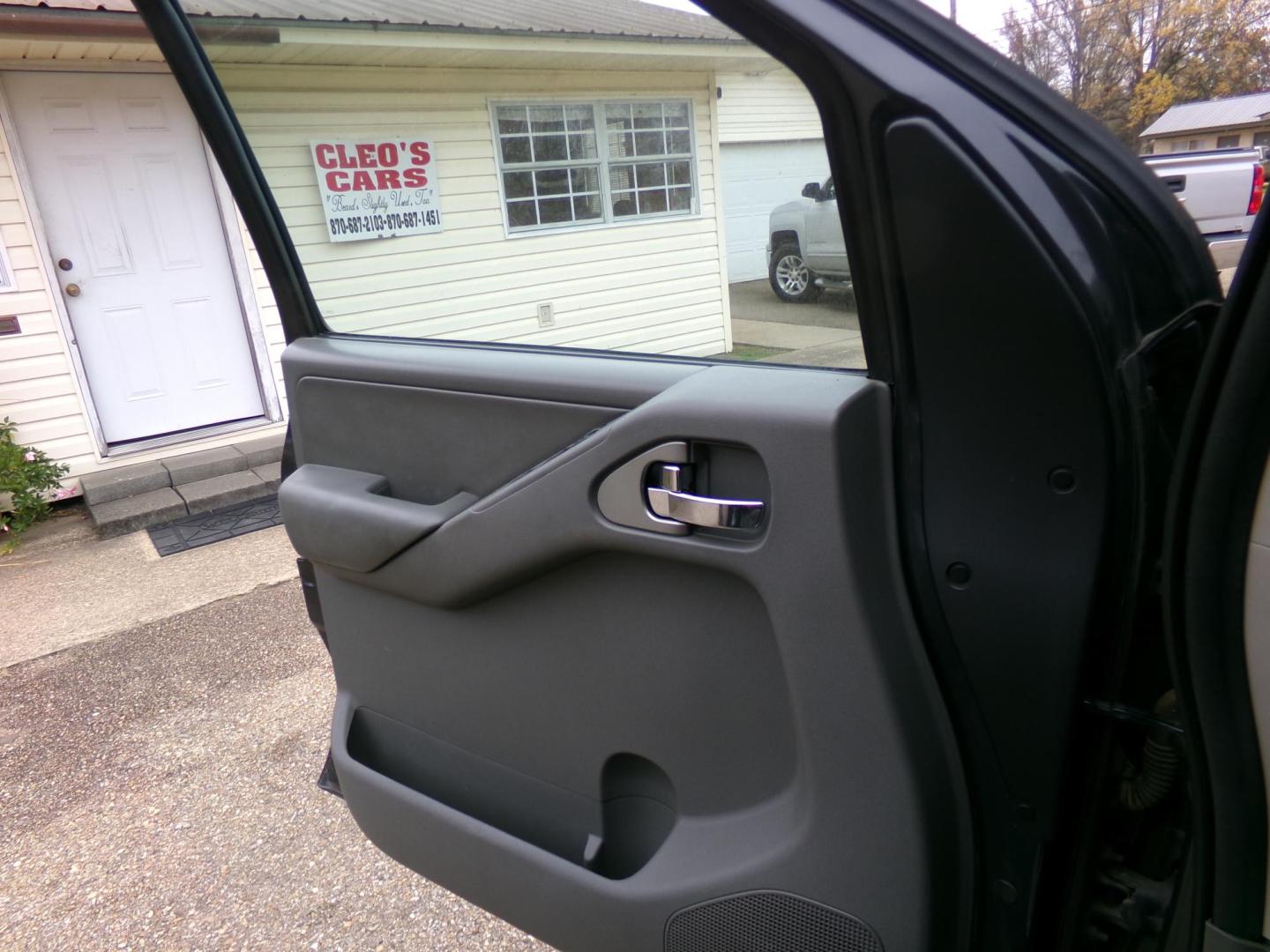 2012 Hippo Gray Metallic /Gray Nissan Frontier S Crew Cab 2WD (1N6AD0ER8CC) with an 4.0L V6 DOHC 24V engine, 5-Speed Automatic transmission, located at 401 First NE, Bearden, AR, 71720, (870) 687-3414, 33.726528, -92.611519 - Photo#6