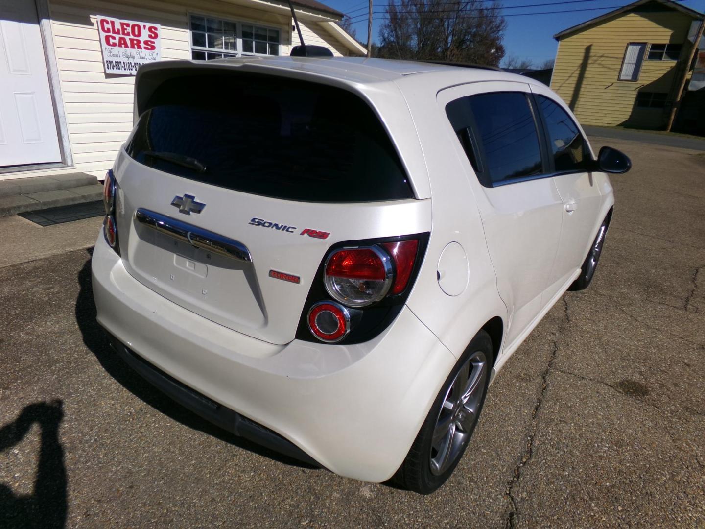 2015 White Diamond Pearl /Black Chevrolet Sonic RS Auto 5-Door (1G1JG6SB7F4) with an 1.4L L4 DOHC 24V TURBO engine, 6A transmission, located at 401 First NE, Bearden, AR, 71720, (870) 687-3414, 33.726528, -92.611519 - Photo#21