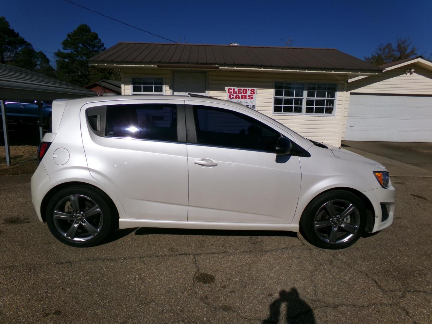 2015 White Diamond Pearl /Black Chevrolet Sonic RS Auto 5-Door (1G1JG6SB7F4) with an 1.4L L4 DOHC 24V TURBO engine, 6A transmission, located at 401 First NE, Bearden, AR, 71720, (870) 687-3414, 33.726528, -92.611519 - Photo#22