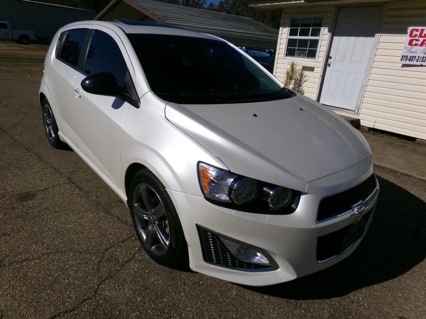 2015 White Diamond Pearl /Black Chevrolet Sonic RS Auto 5-Door (1G1JG6SB7F4) with an 1.4L L4 DOHC 24V TURBO engine, 6A transmission, located at 401 First NE, Bearden, AR, 71720, (870) 687-3414, 33.726528, -92.611519 - Photo#24