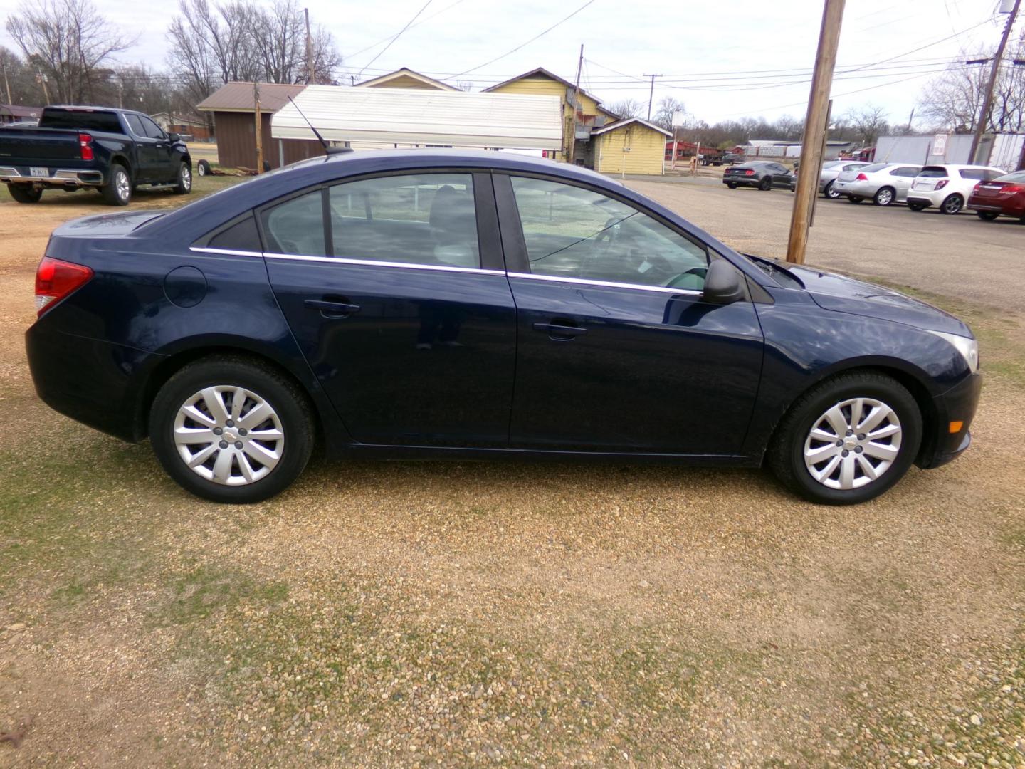 2011 Moroccan Blue Metallic /Gray Chevrolet Cruze 2LS (1G1PC5SHXB7) with an 1.8L L4 DOHC 16V FFV engine, 6-Speed Automatic transmission, located at 401 First NE, Bearden, AR, 71720, (870) 687-3414, 33.726528, -92.611519 - Photo#17