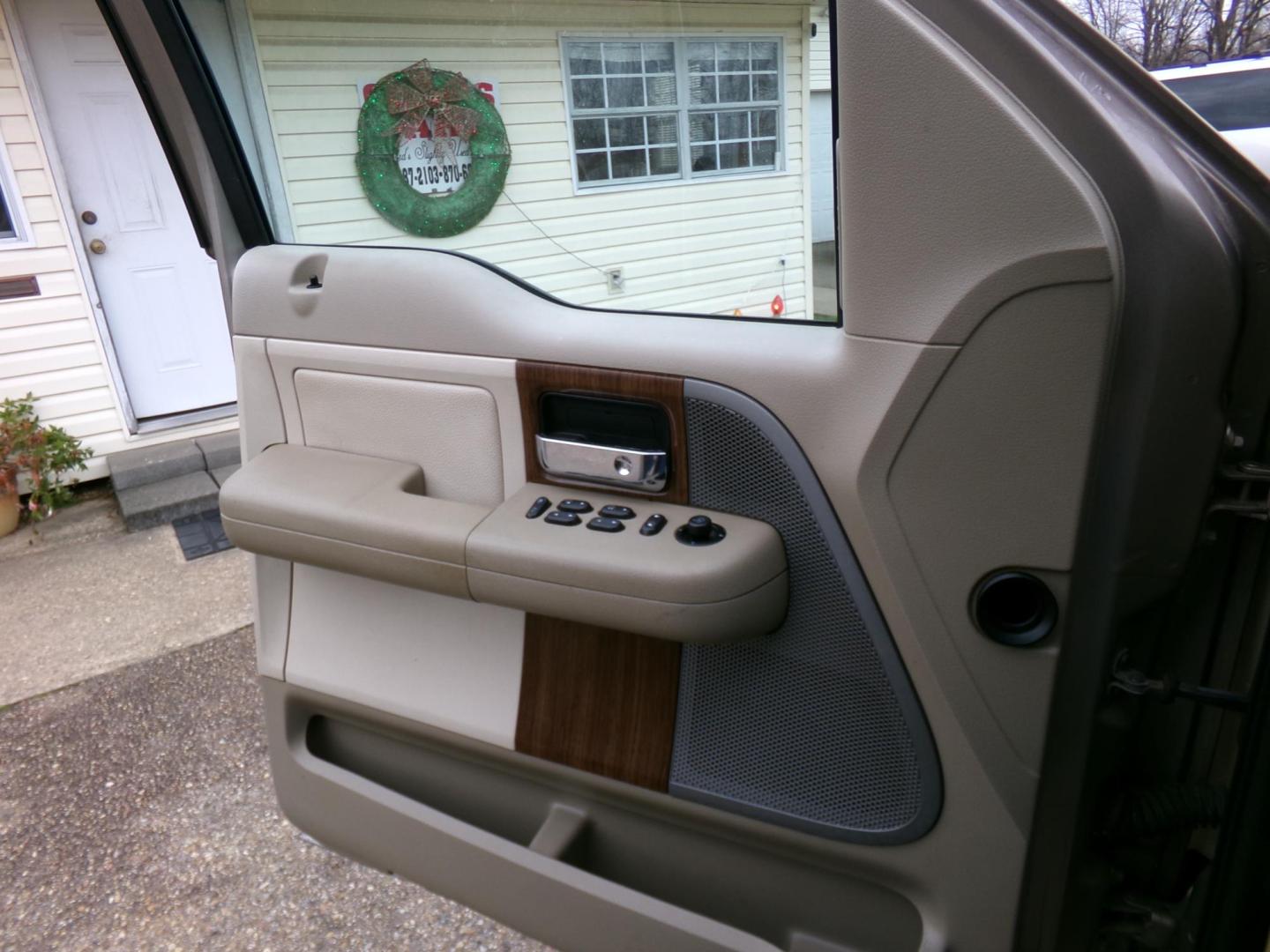 2004 Arizona Beige Metallic /Cream Ford F-150 Lariat SuperCrew 4WD (1FTPW14554K) with an 5.4L V6 SOHC 16V engine, 4-Speed Automatic Overdrive transmission, located at 401 First NE, Bearden, AR, 71720, (870) 687-3414, 33.726528, -92.611519 - Photo#6