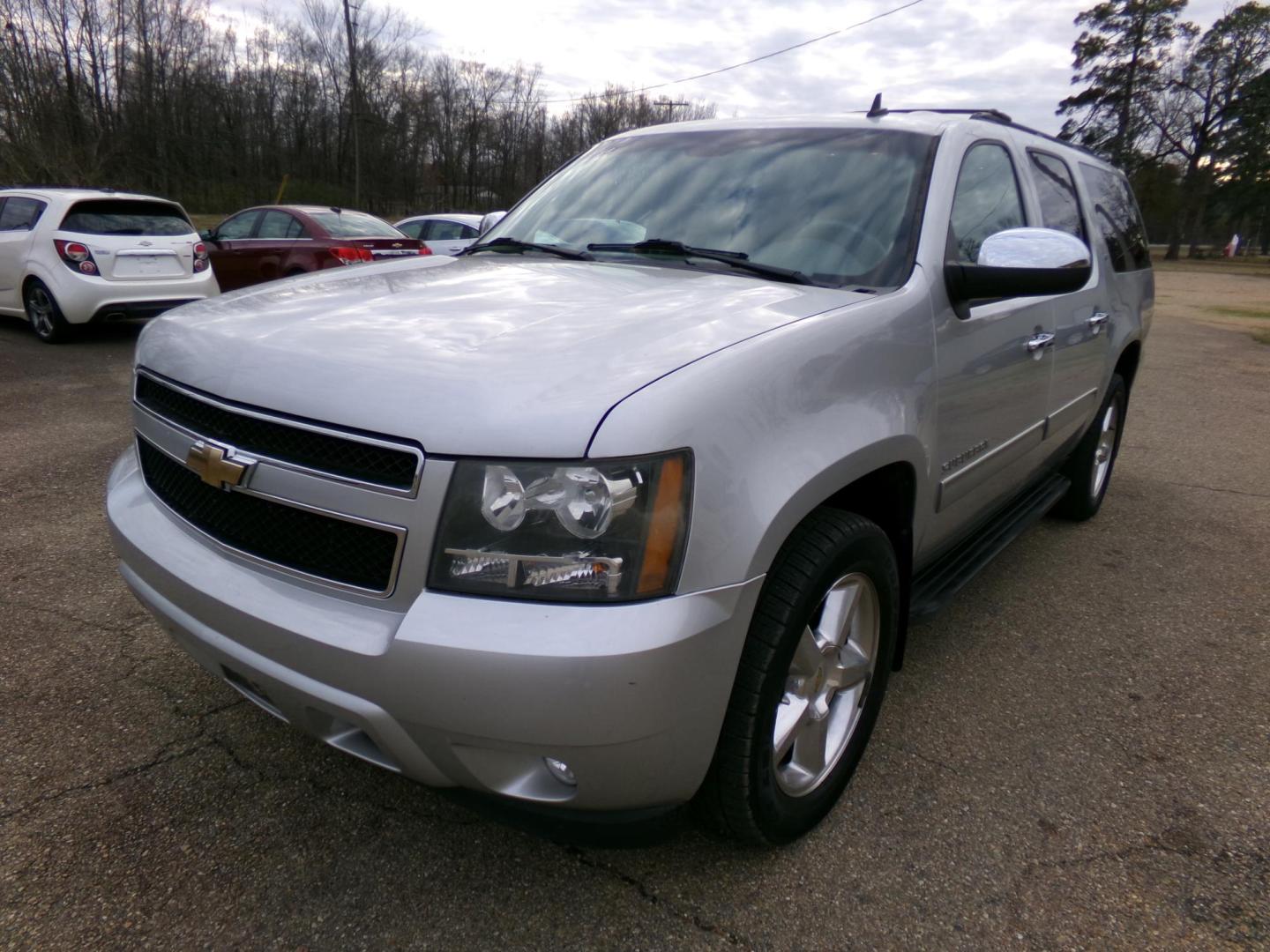 2010 Silver Metallic /Gray Chevrolet Suburban LT 1500 2WD (1GNUCJE0XAR) with an 5.3L V8 OHV 16V FFV engine, 4-Speed Automatic transmission, located at 401 First NE, Bearden, AR, 71720, (870) 687-3414, 33.726528, -92.611519 - Photo#0