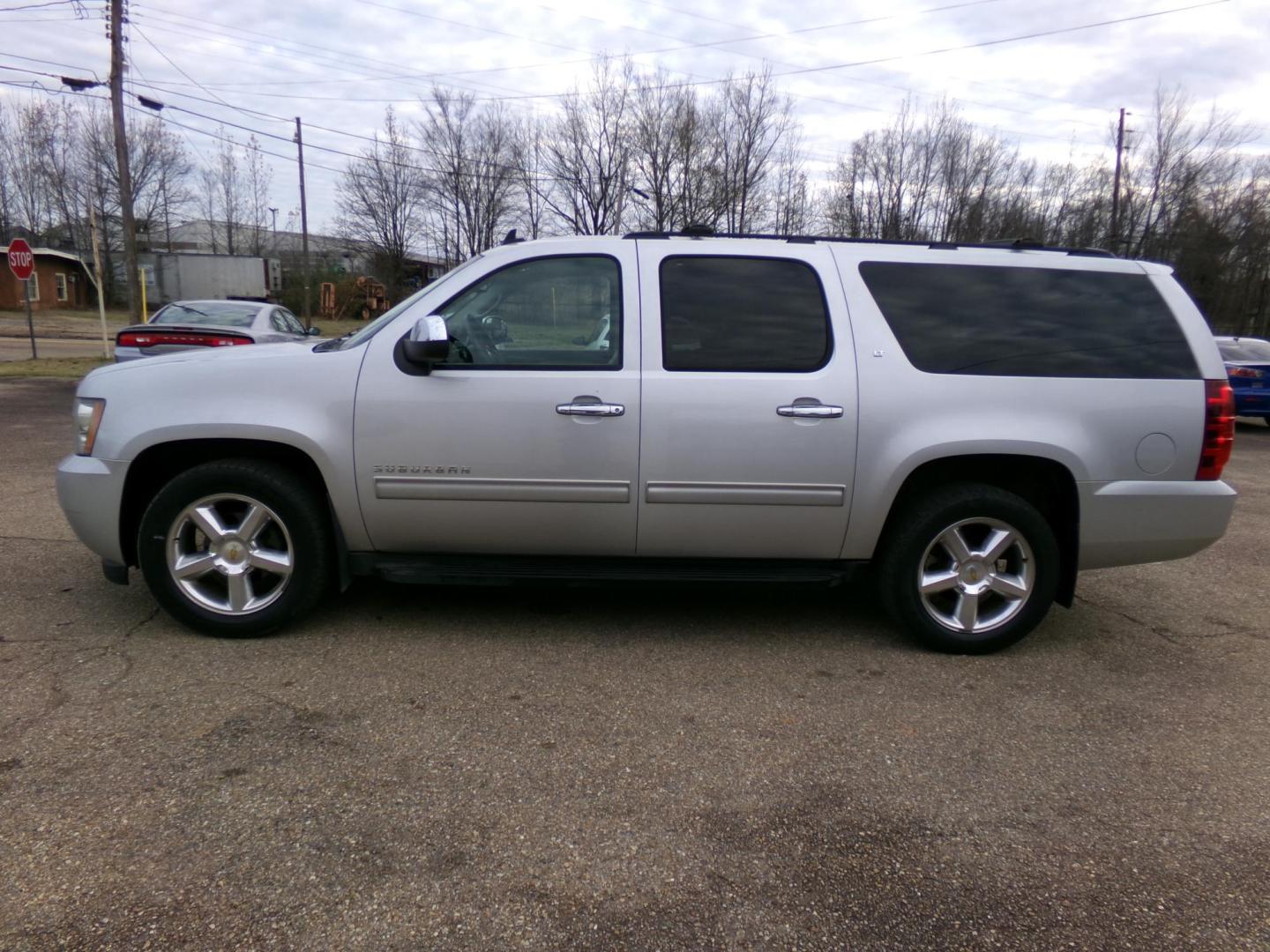 2010 Silver Metallic /Gray Chevrolet Suburban LT 1500 2WD (1GNUCJE0XAR) with an 5.3L V8 OHV 16V FFV engine, 4-Speed Automatic transmission, located at 401 First NE, Bearden, AR, 71720, (870) 687-3414, 33.726528, -92.611519 - Photo#1