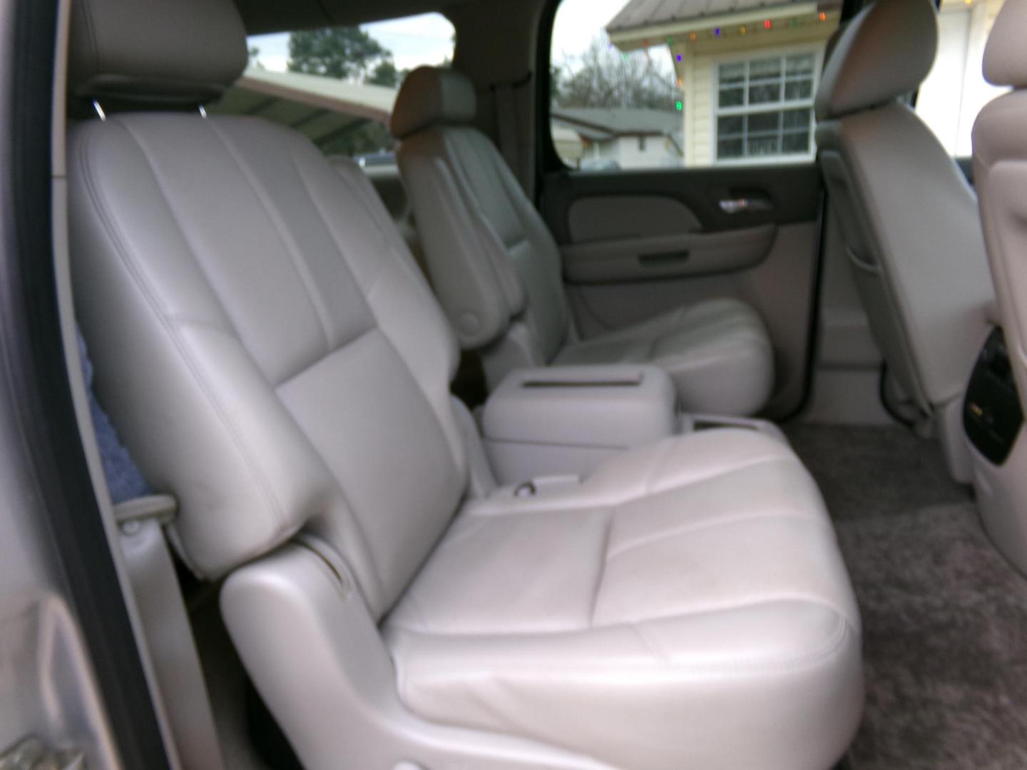 2010 Silver Metallic /Gray Chevrolet Suburban LT 1500 2WD (1GNUCJE0XAR) with an 5.3L V8 OHV 16V FFV engine, 4-Speed Automatic transmission, located at 401 First NE, Bearden, AR, 71720, (870) 687-3414, 33.726528, -92.611519 - Photo#14