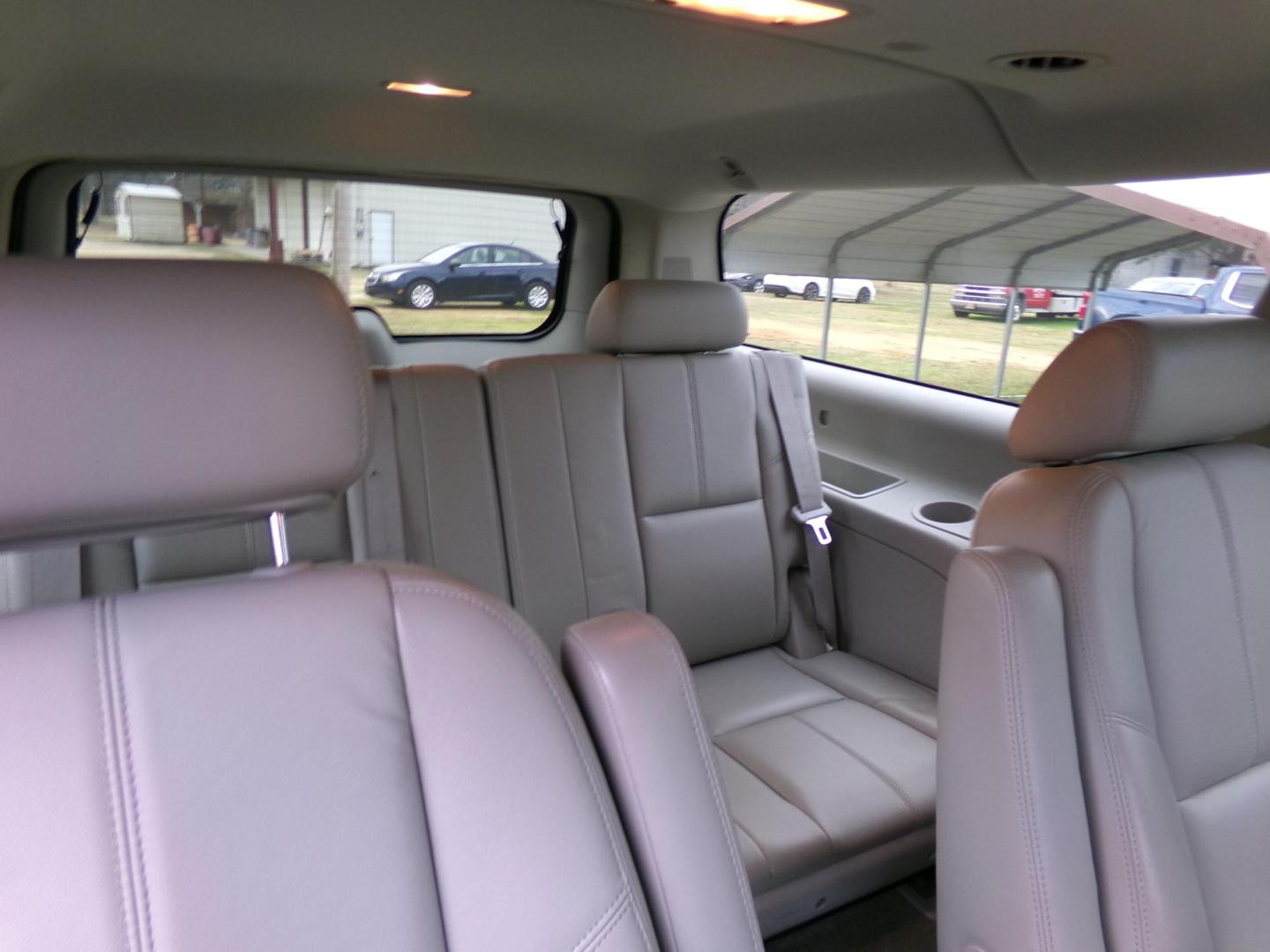 2010 Silver Metallic /Gray Chevrolet Suburban LT 1500 2WD (1GNUCJE0XAR) with an 5.3L V8 OHV 16V FFV engine, 4-Speed Automatic transmission, located at 401 First NE, Bearden, AR, 71720, (870) 687-3414, 33.726528, -92.611519 - Photo#15