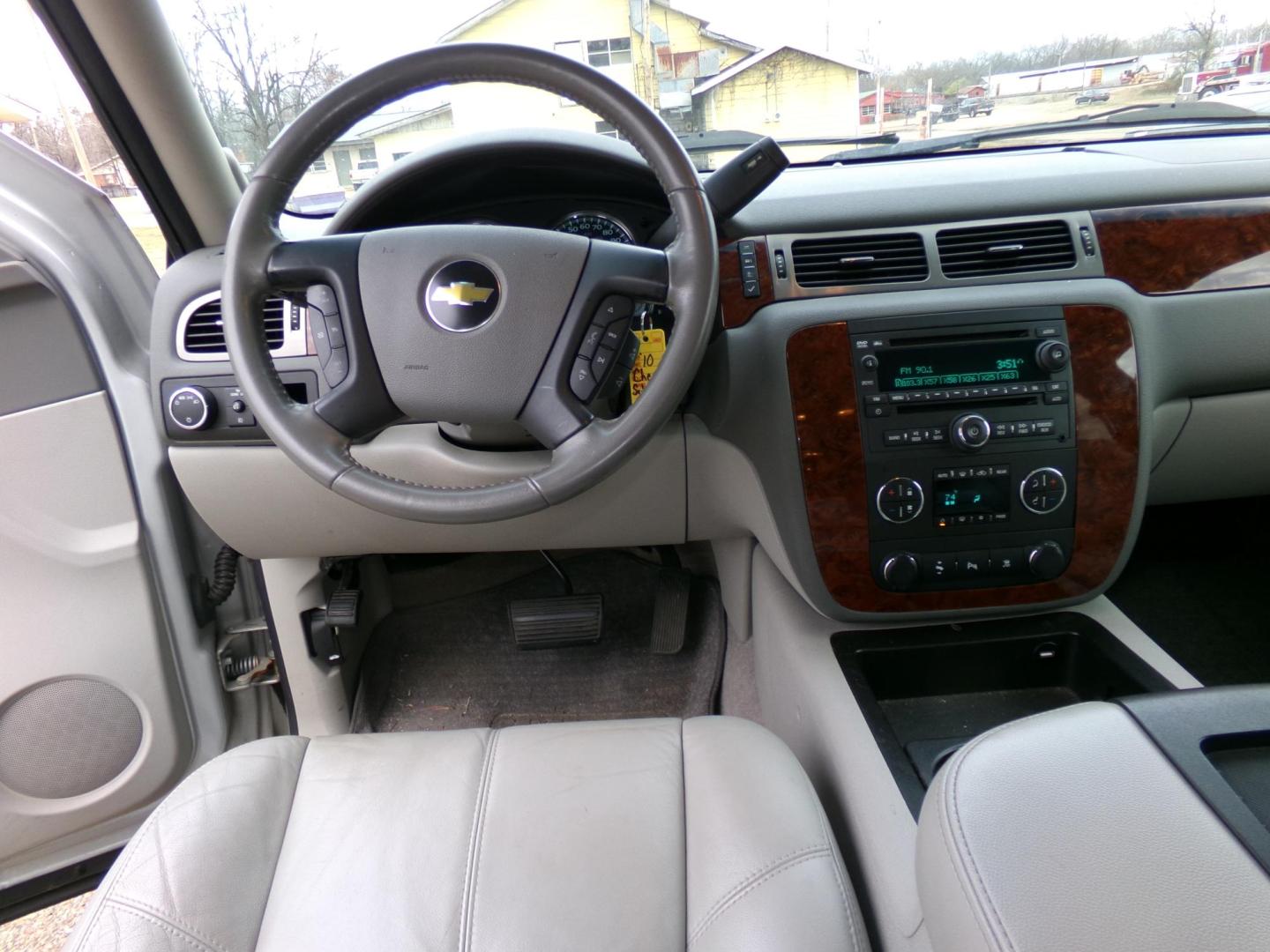 2010 Silver Metallic /Gray Chevrolet Suburban LT 1500 2WD (1GNUCJE0XAR) with an 5.3L V8 OHV 16V FFV engine, 4-Speed Automatic transmission, located at 401 First NE, Bearden, AR, 71720, (870) 687-3414, 33.726528, -92.611519 - Photo#18