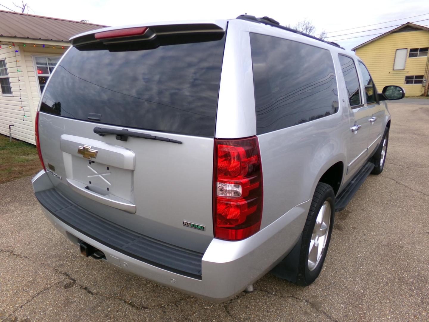 2010 Silver Metallic /Gray Chevrolet Suburban LT 1500 2WD (1GNUCJE0XAR) with an 5.3L V8 OHV 16V FFV engine, 4-Speed Automatic transmission, located at 401 First NE, Bearden, AR, 71720, (870) 687-3414, 33.726528, -92.611519 - Photo#19