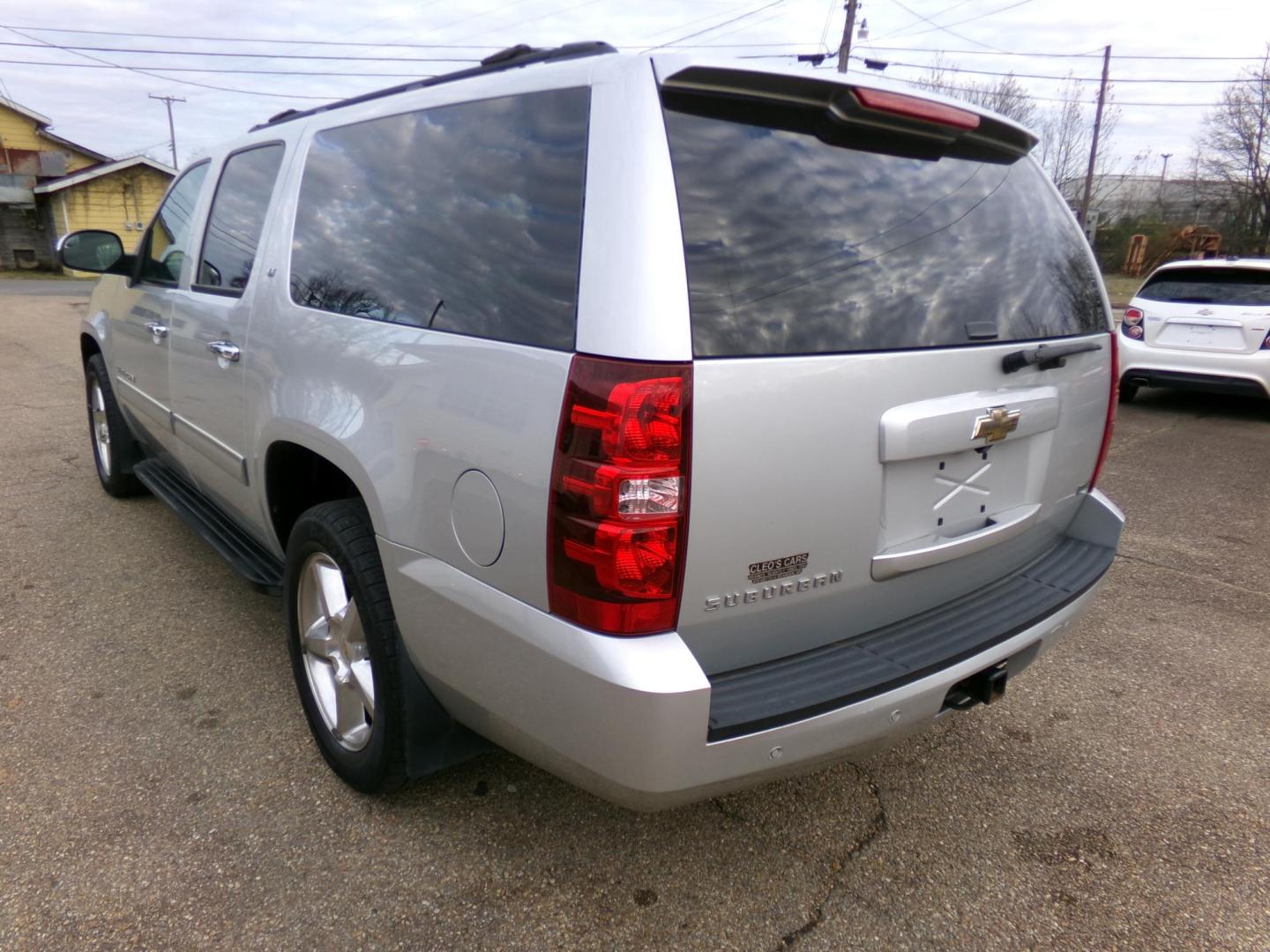 2010 Silver Metallic /Gray Chevrolet Suburban LT 1500 2WD (1GNUCJE0XAR) with an 5.3L V8 OHV 16V FFV engine, 4-Speed Automatic transmission, located at 401 First NE, Bearden, AR, 71720, (870) 687-3414, 33.726528, -92.611519 - Photo#2