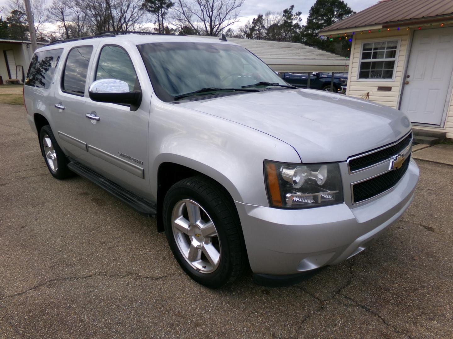 2010 Silver Metallic /Gray Chevrolet Suburban LT 1500 2WD (1GNUCJE0XAR) with an 5.3L V8 OHV 16V FFV engine, 4-Speed Automatic transmission, located at 401 First NE, Bearden, AR, 71720, (870) 687-3414, 33.726528, -92.611519 - Photo#22