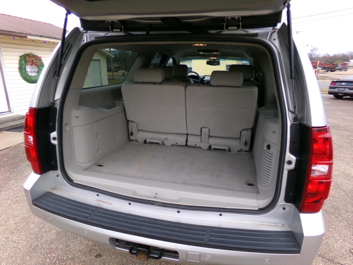 2010 Silver Metallic /Gray Chevrolet Suburban LT 1500 2WD (1GNUCJE0XAR) with an 5.3L V8 OHV 16V FFV engine, 4-Speed Automatic transmission, located at 401 First NE, Bearden, AR, 71720, (870) 687-3414, 33.726528, -92.611519 - Photo#3