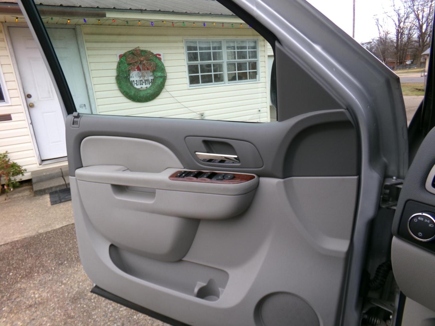 2010 Silver Metallic /Gray Chevrolet Suburban LT 1500 2WD (1GNUCJE0XAR) with an 5.3L V8 OHV 16V FFV engine, 4-Speed Automatic transmission, located at 401 First NE, Bearden, AR, 71720, (870) 687-3414, 33.726528, -92.611519 - Photo#6