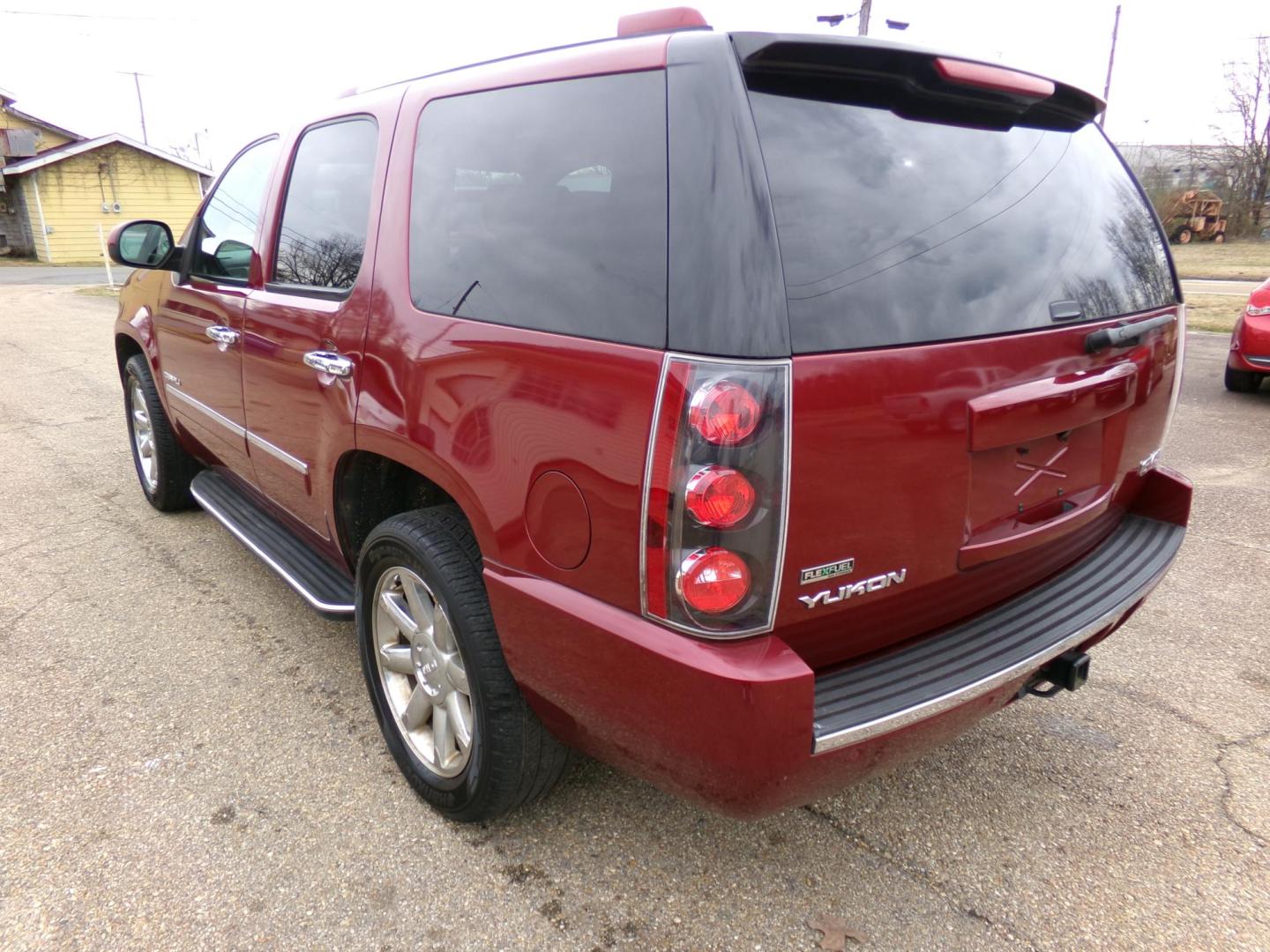 2010 Red Jewel Tintcoat /Tan GMC Yukon Denali 4WD (1GKUKEEF6AR) with an 6.2L V8 OHV 16V engine, 4-Speed Automatic transmission, located at 401 First NE, Bearden, AR, 71720, (870) 687-3414, 33.726528, -92.611519 - Photo#2