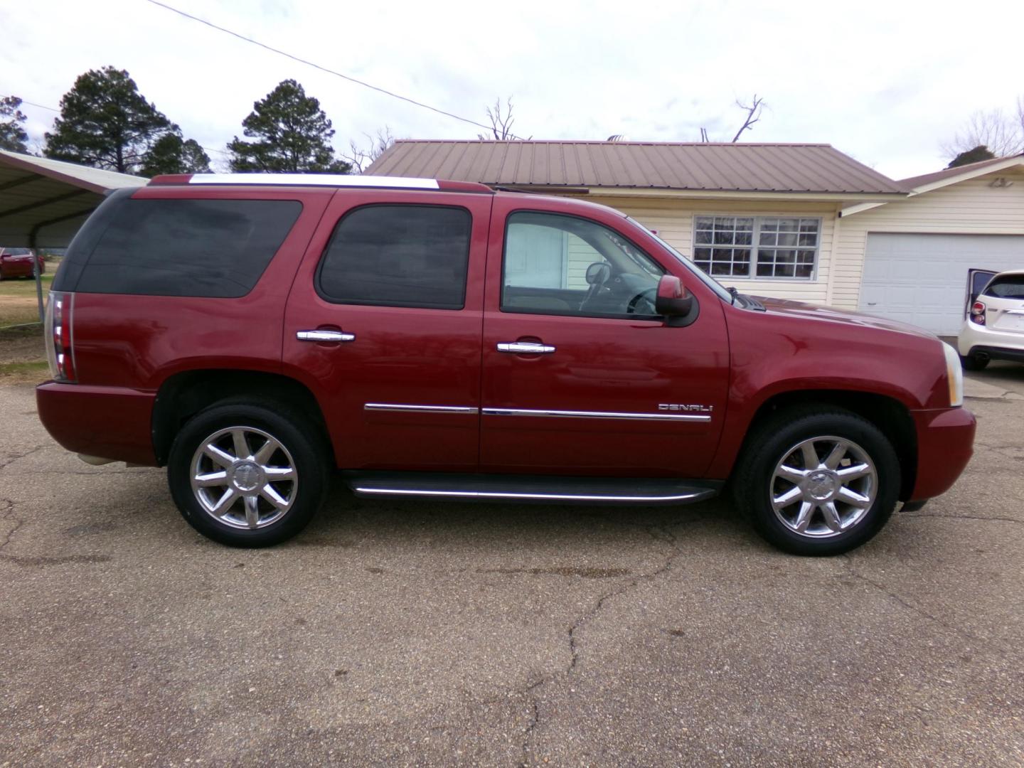 2010 Red Jewel Tintcoat /Tan GMC Yukon Denali 4WD (1GKUKEEF6AR) with an 6.2L V8 OHV 16V engine, 4-Speed Automatic transmission, located at 401 First NE, Bearden, AR, 71720, (870) 687-3414, 33.726528, -92.611519 - Photo#28