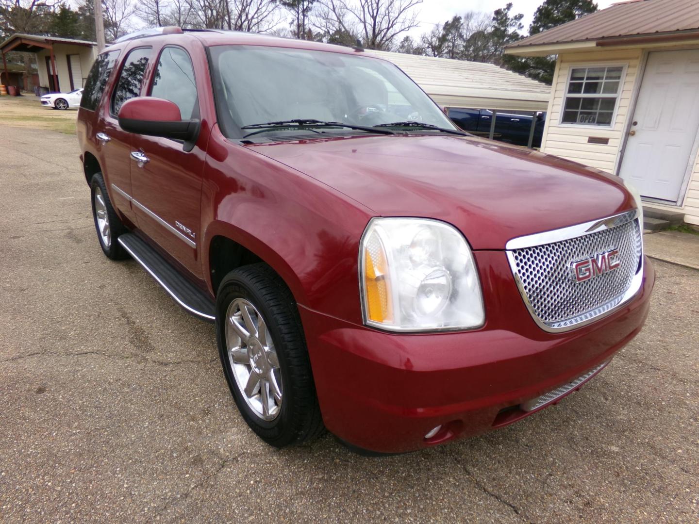 2010 Red Jewel Tintcoat /Tan GMC Yukon Denali 4WD (1GKUKEEF6AR) with an 6.2L V8 OHV 16V engine, 4-Speed Automatic transmission, located at 401 First NE, Bearden, AR, 71720, (870) 687-3414, 33.726528, -92.611519 - Photo#30