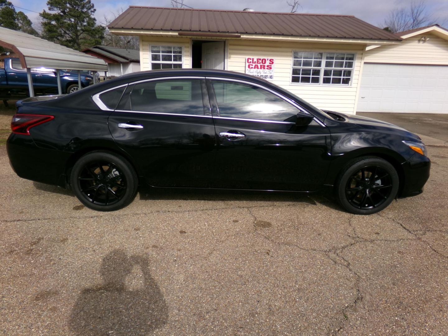 2017 Black Obsidian /Black Nissan Altima 2.5 S (1N4AL3AP9HC) with an 2.5L L4 DOHC 16V engine, CVT transmission, located at 401 First NE, Bearden, AR, 71720, (870) 687-3414, 33.726528, -92.611519 - Photo#18