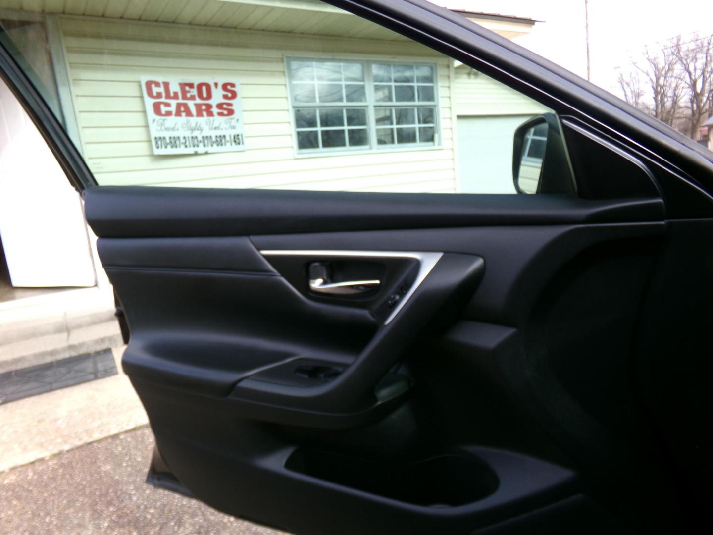 2017 Black Obsidian /Black Nissan Altima 2.5 S (1N4AL3AP9HC) with an 2.5L L4 DOHC 16V engine, CVT transmission, located at 401 First NE, Bearden, AR, 71720, (870) 687-3414, 33.726528, -92.611519 - Photo#6