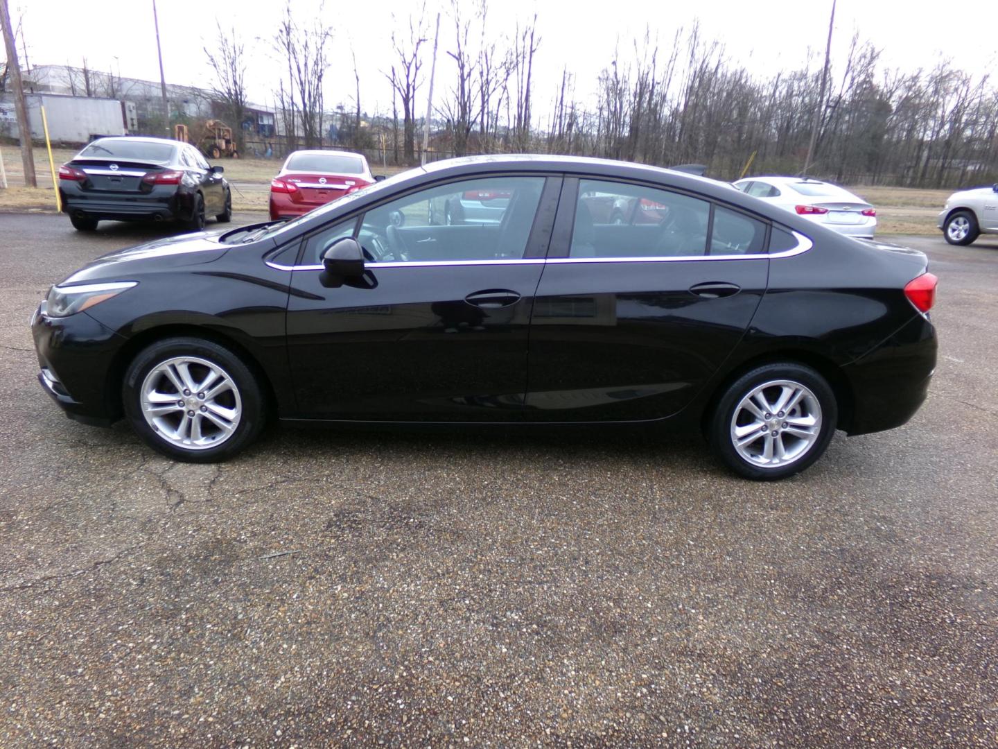 2017 Chevrolet Cruze LT Auto (1G1BE5SM8H7) with an 1.4L L4 DOHC 16V TURBO engine, 6A transmission, located at 401 First NE, Bearden, AR, 71720, (870) 687-3414, 33.726528, -92.611519 - Photo#1