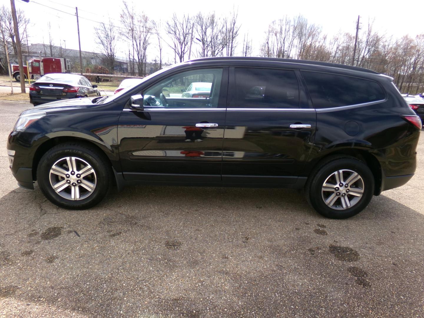 2016 Carbon Flash Metallic /Gray Chevrolet Traverse 2LT FWD (1GNKRHKD2GJ) with an 3.6L V6 DOHC 24V engine, 6-Speed Automatic transmission, located at 401 First NE, Bearden, AR, 71720, (870) 687-3414, 33.726528, -92.611519 - Photo#1